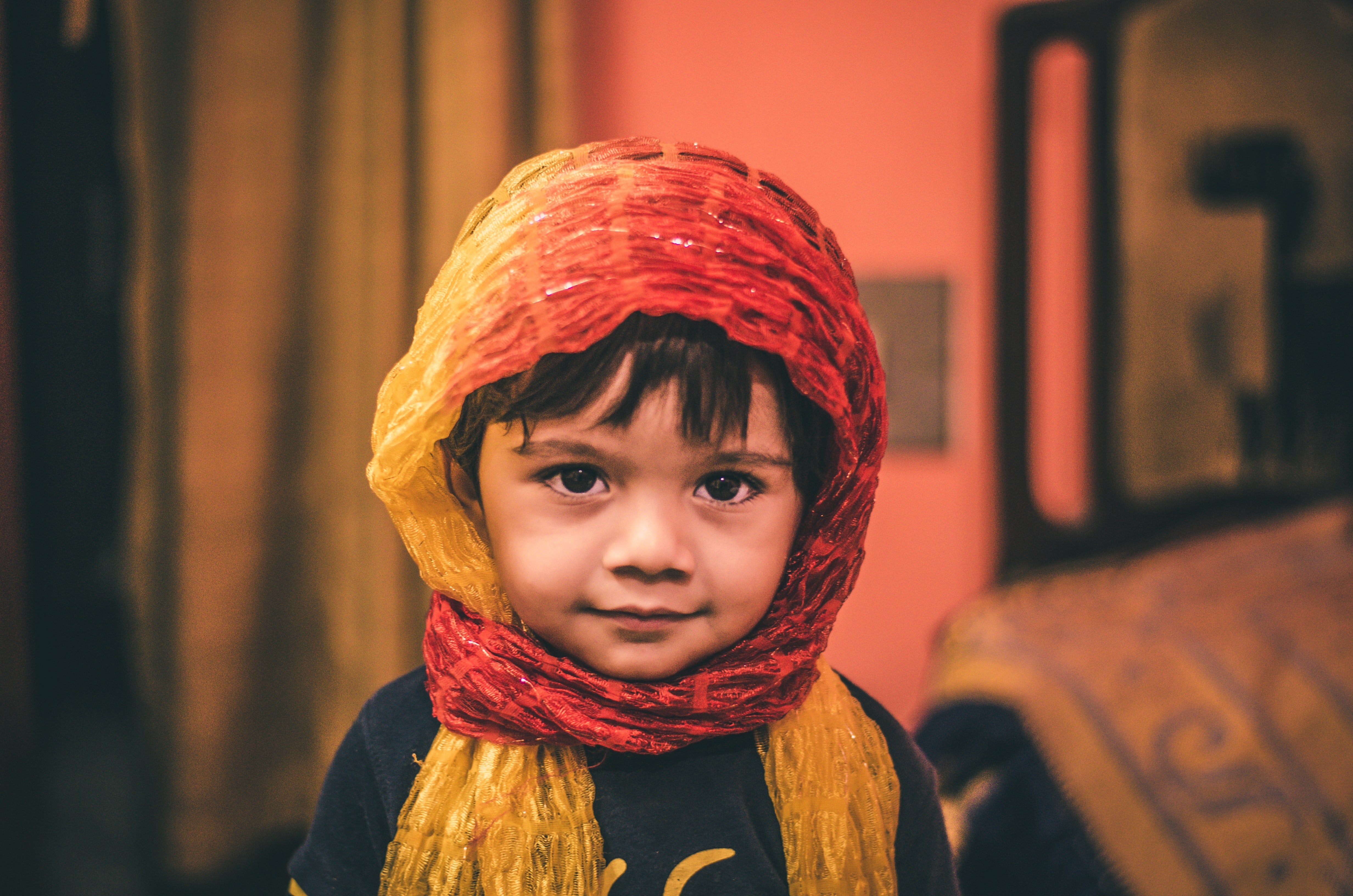 Terri gave her scarf to Jason | Photo: Pexels