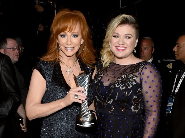 Kelly Clarkson and Reba McEntire at the 50th Academy of Country Music Awards at AT&T Stadium on April 19, 2015 in Arlington, Texas | Photo: Getty Images