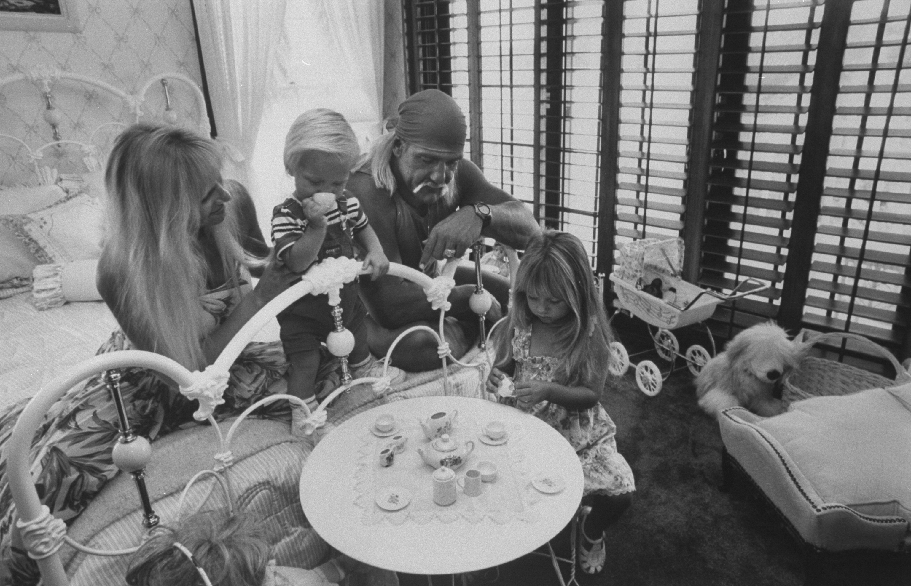 Linda and Hulk Hogan photographed with their children, Brooke and Nick Hogan, in 1991. | Source: Getty Images