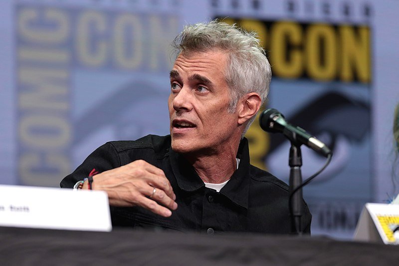 Dana Ashbrook speaking at the 2017 San Diego Comic Con International. | Source: Wikimedia Commons