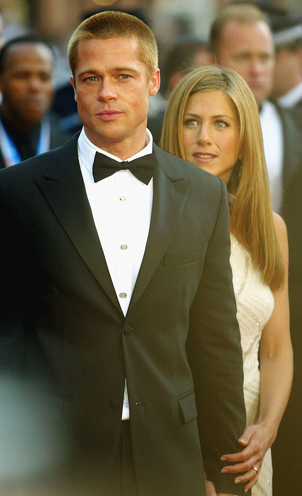 Brad Pitt und Jennifer Aniston besuchen die Weltpremiere des epischen Films "Troy" im Le Palais de Festival am 13. Mai 2004 in Cannes, Frankreich. | Quelle: Getty Images