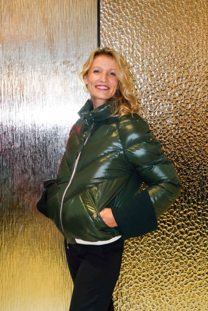 Alexandra Lamy porte une veste verte, pendant Moncler House Of Genius. | Photo : Getty Images Alexandra Lamy porte une veste verte, pendant Moncler House Of Genius. | Photo : Getty Images