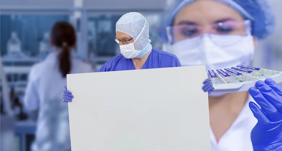 Personal médico realizando pruebas de laboratorio. | Foto: Pixabay