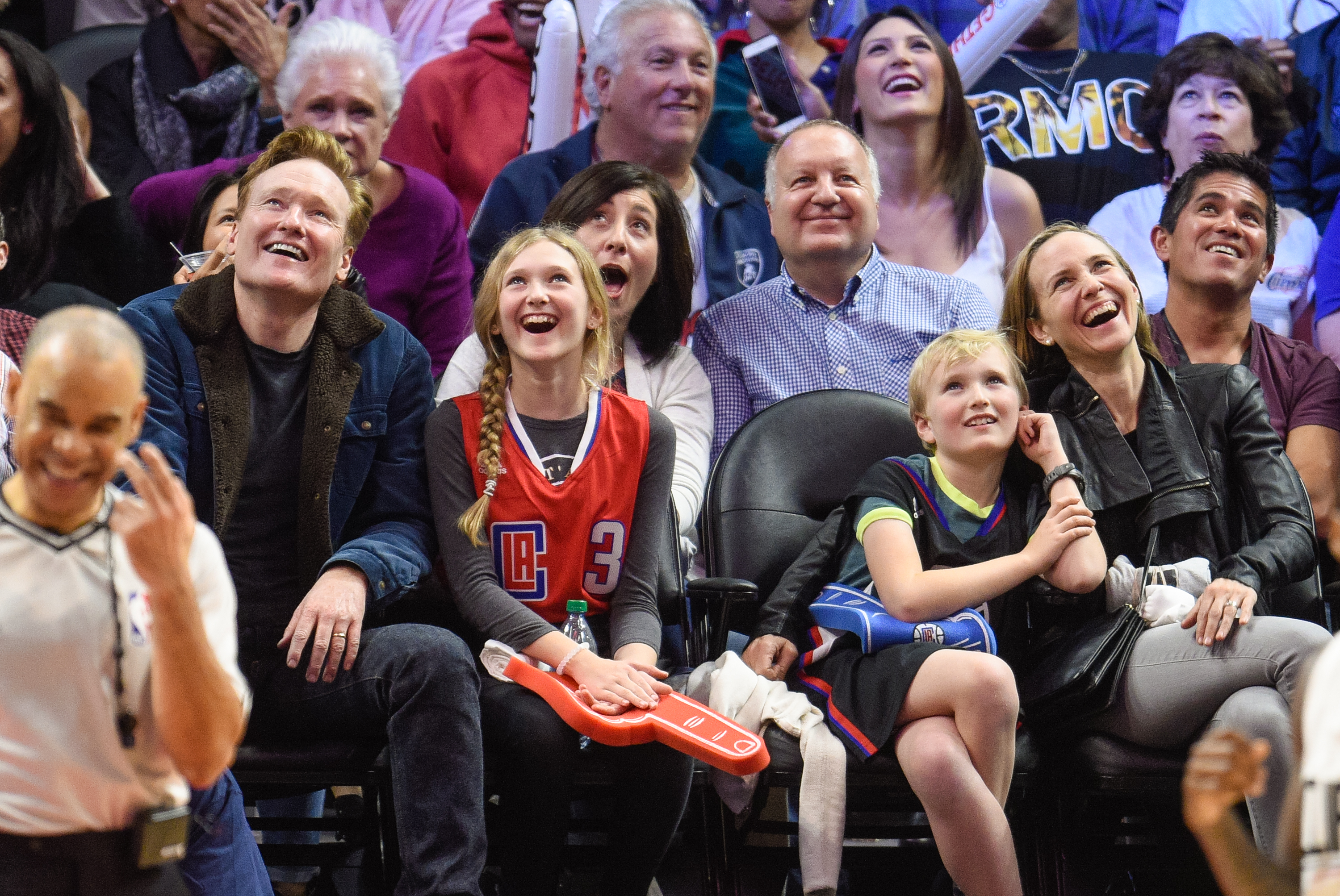 Conan O'Brien, Neve O'Brien, Beckett O'Brien, and Liza Powel at a basketball game on January 18, 2016, in Los Angeles | Source: Getty Images