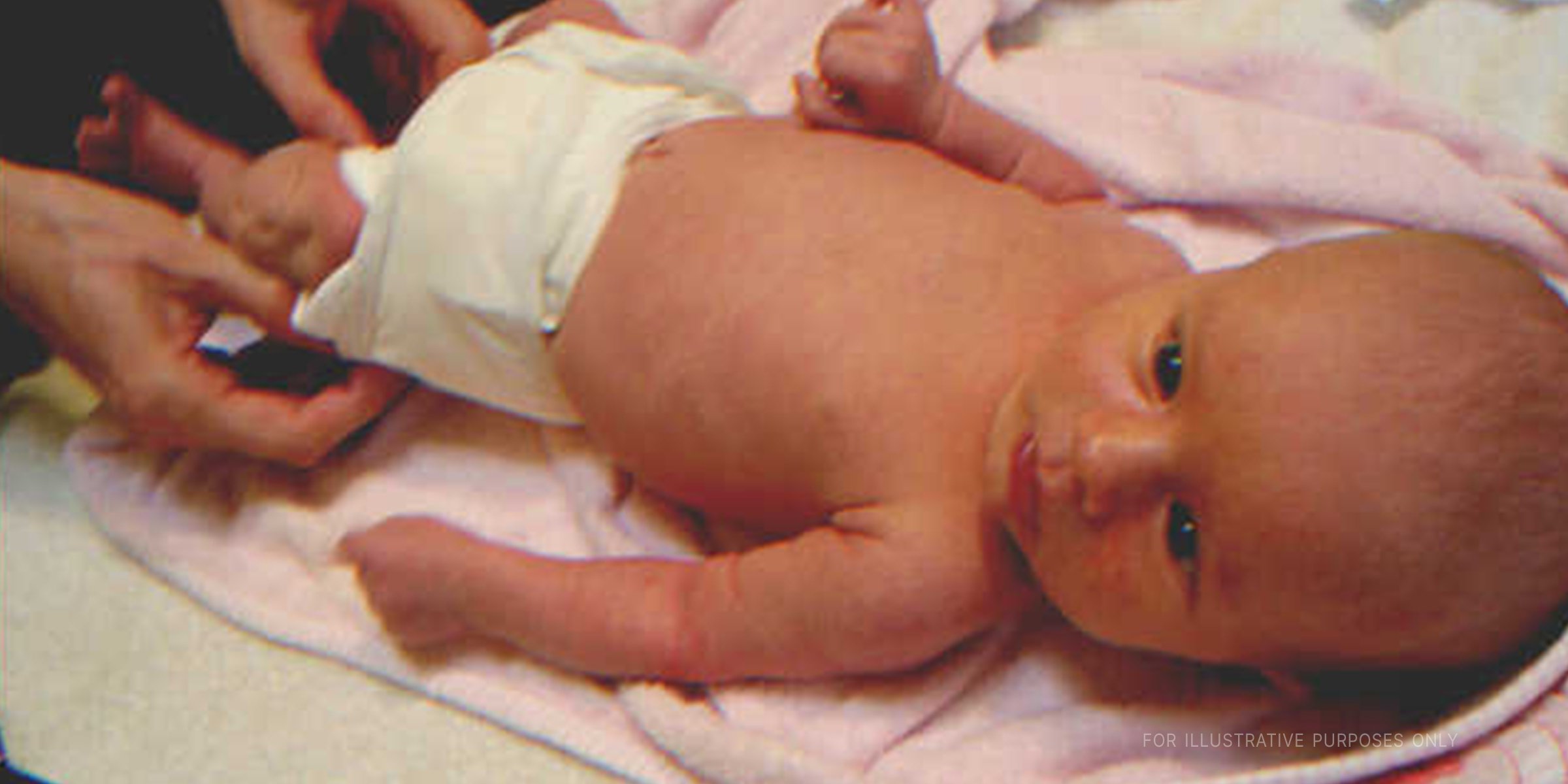 Ein liegendes Baby | Quelle: Flickr / Sellers Patton (CC BY 2.0)