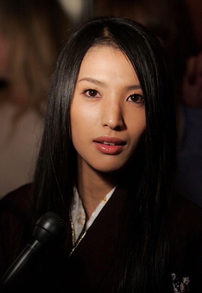 L'actrice Sei Ashina est interviewée alors qu'elle arrive à la première projection de "Silk" lors du Festival international du film de Toronto 2007 qui a eu lieu au Elgin Theatre le 11 septembre 2007 à Toronto, Canada. | Photo : Getty Images