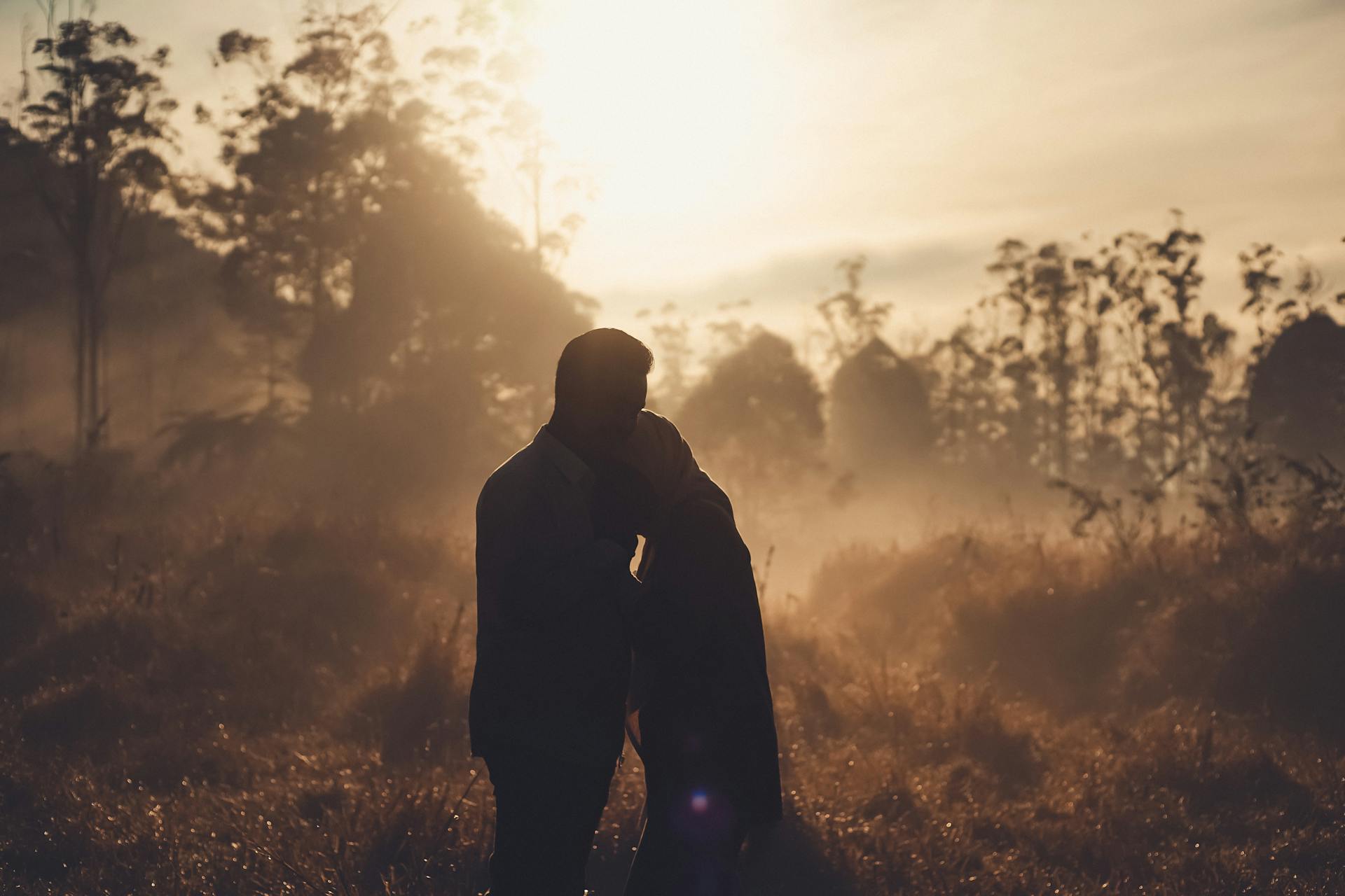 A silhouette of a couple in a field | Source: Pexels