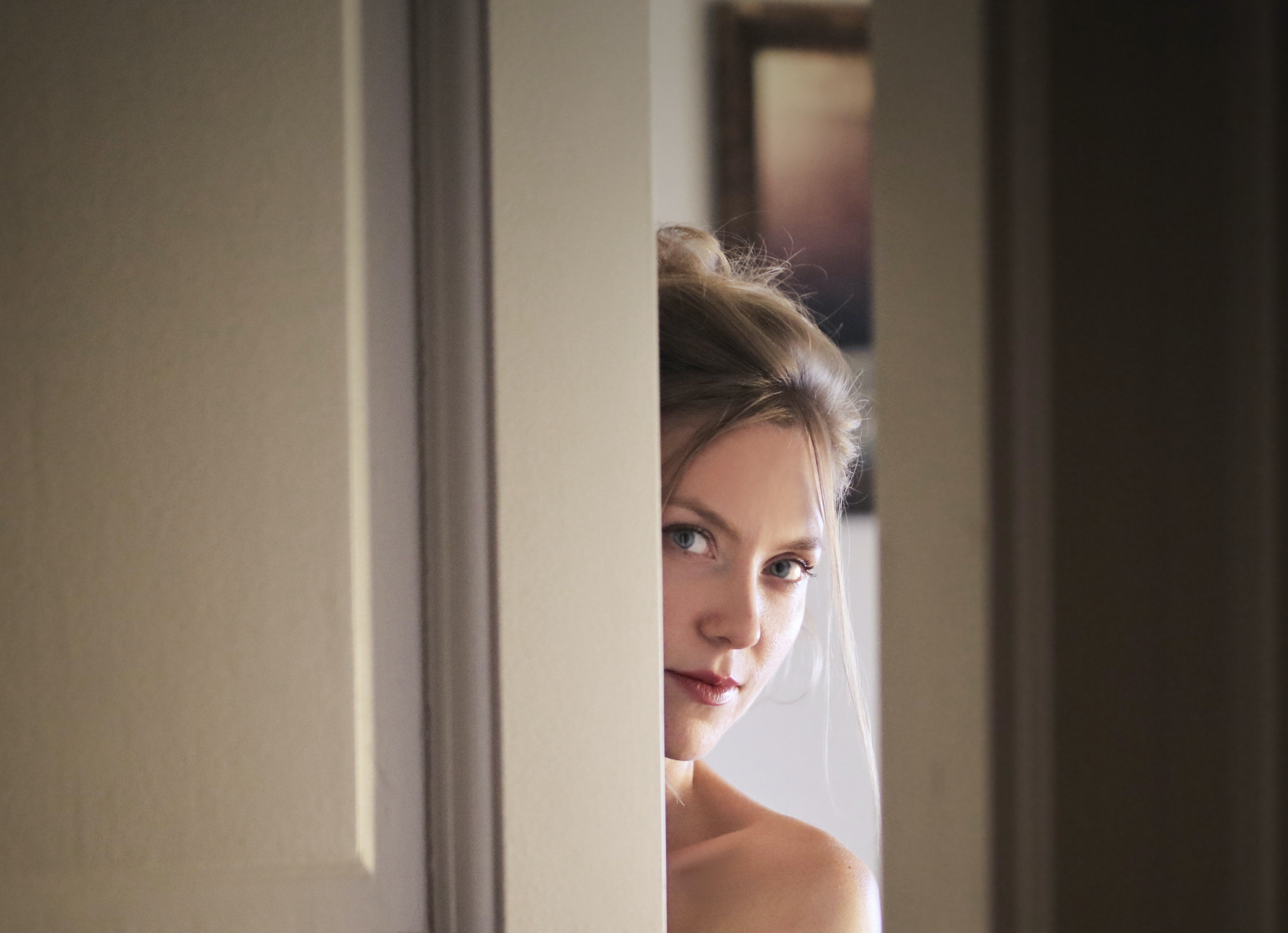 A young woman answered the door. | Source: Pexels