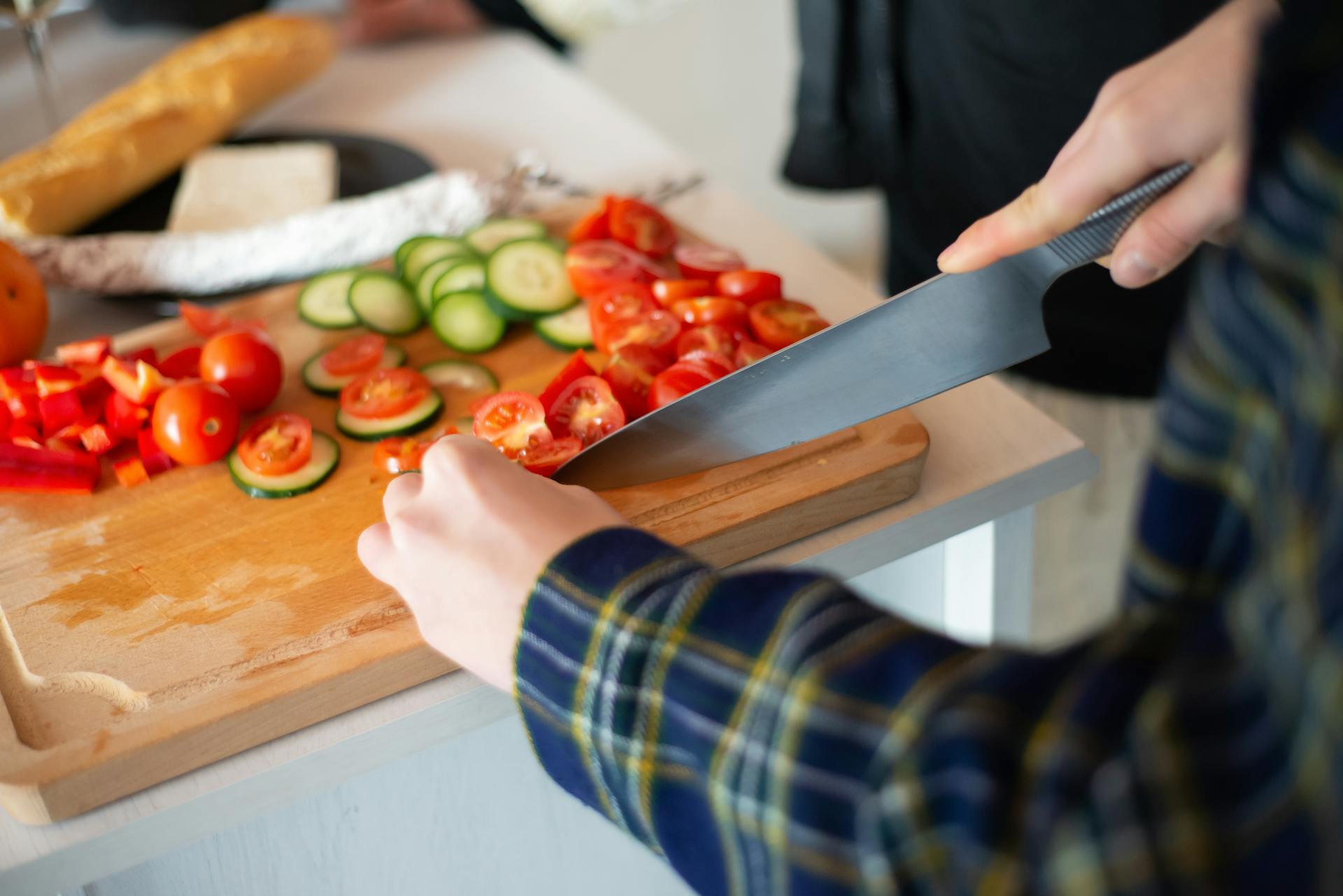 Um homem cortando vegetais | Fonte: Pexels