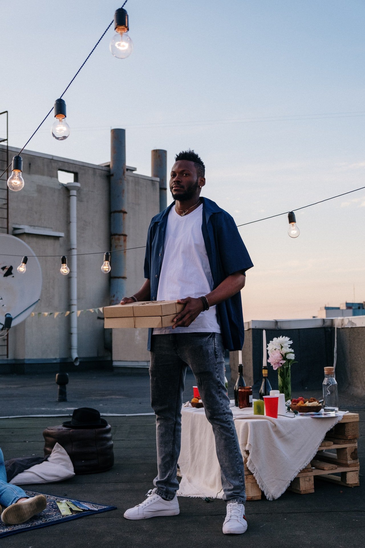 Photo of man holding a box of pizza | Photo: Pexels