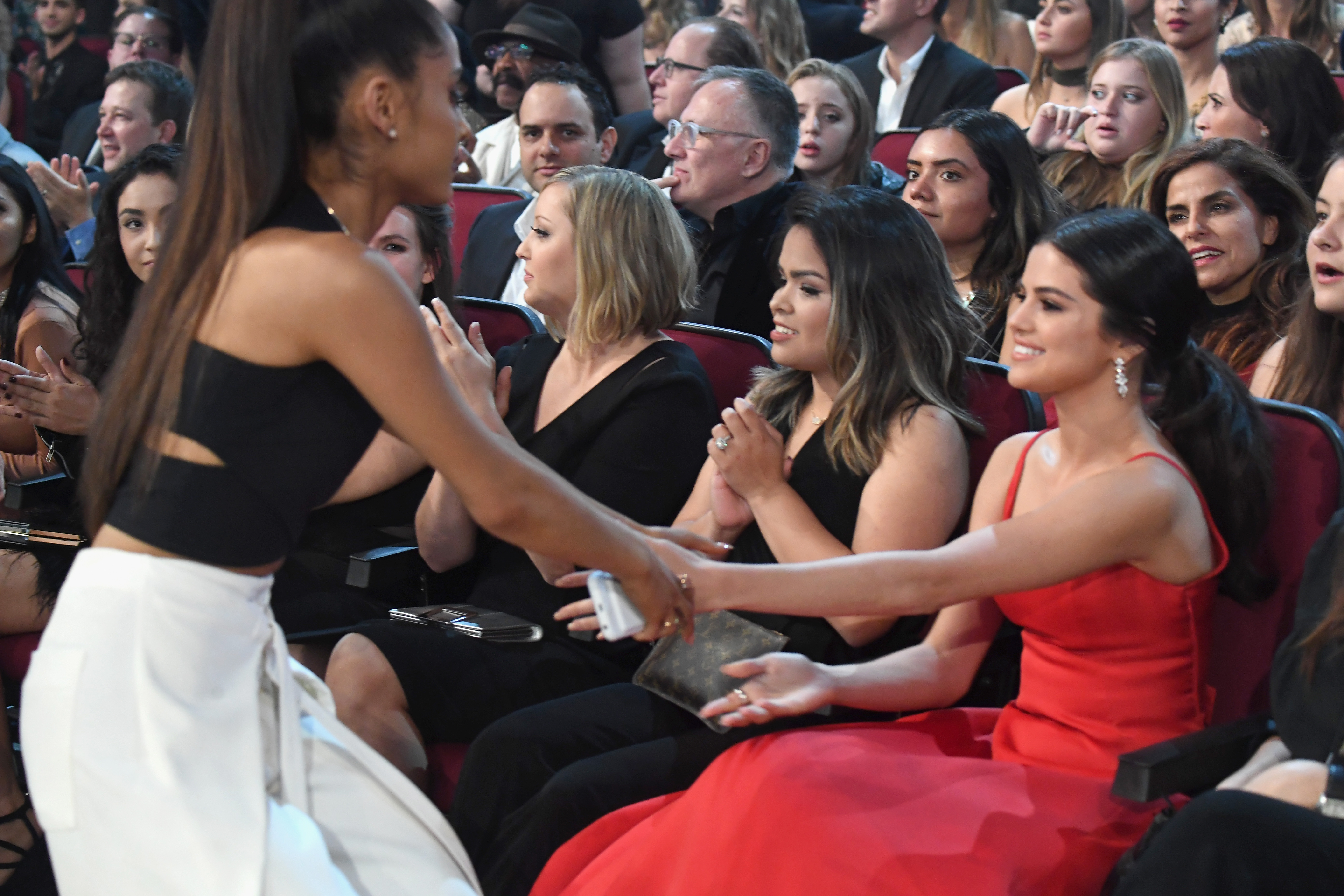 Ariana Grande and Selena Gomez at the 2016 American Music Awards on November 20, 2016 | Source: Getty Images