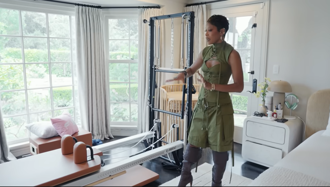 Who needs a commercial gym? Palmer shows off the massive Pilates reformer machine she uniquely decided to install right next to her bedroom window. | Source: YouTube/@Archdigest