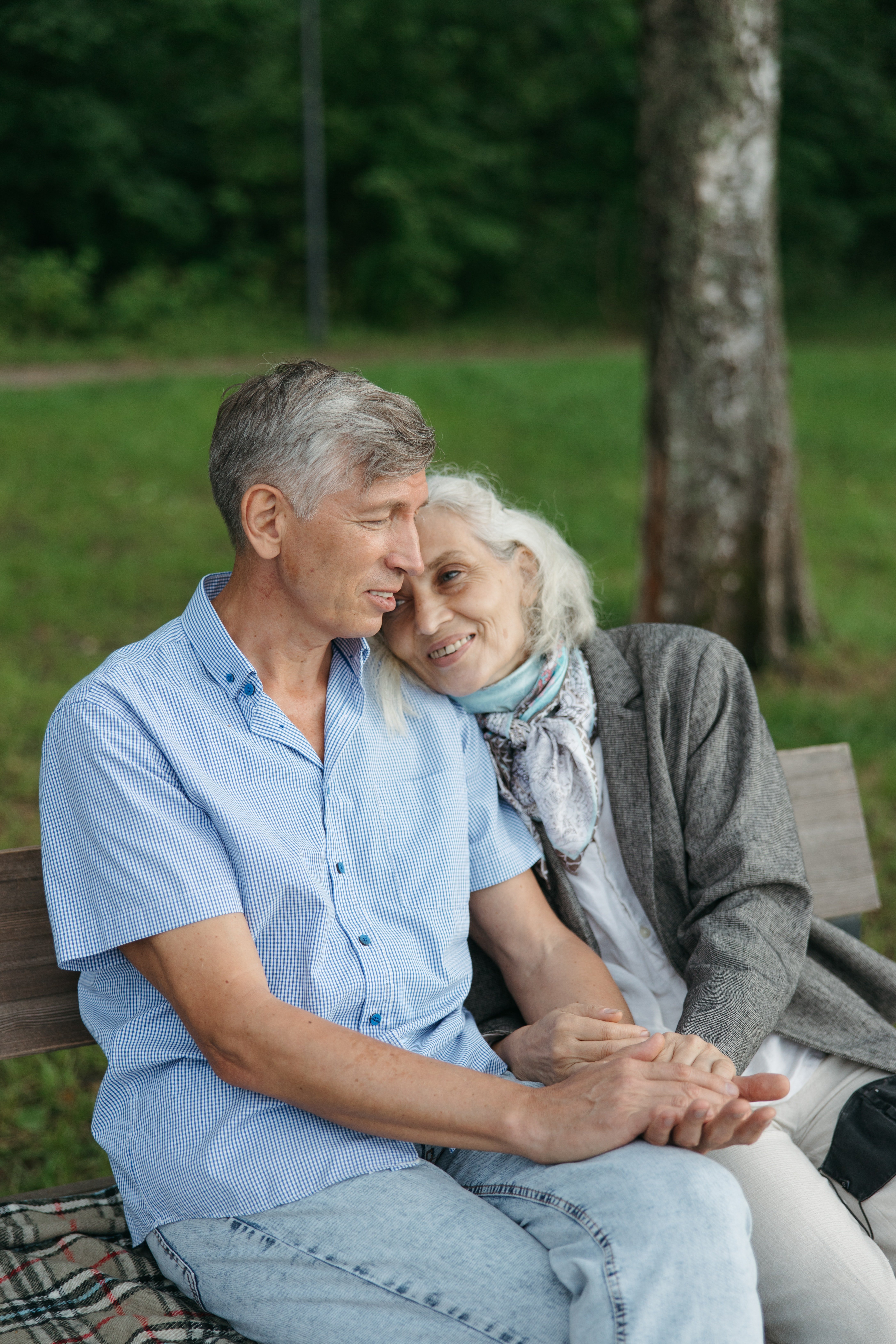 Una pareja de personas mayores se abrazan con cariño. | Foto: Pexels