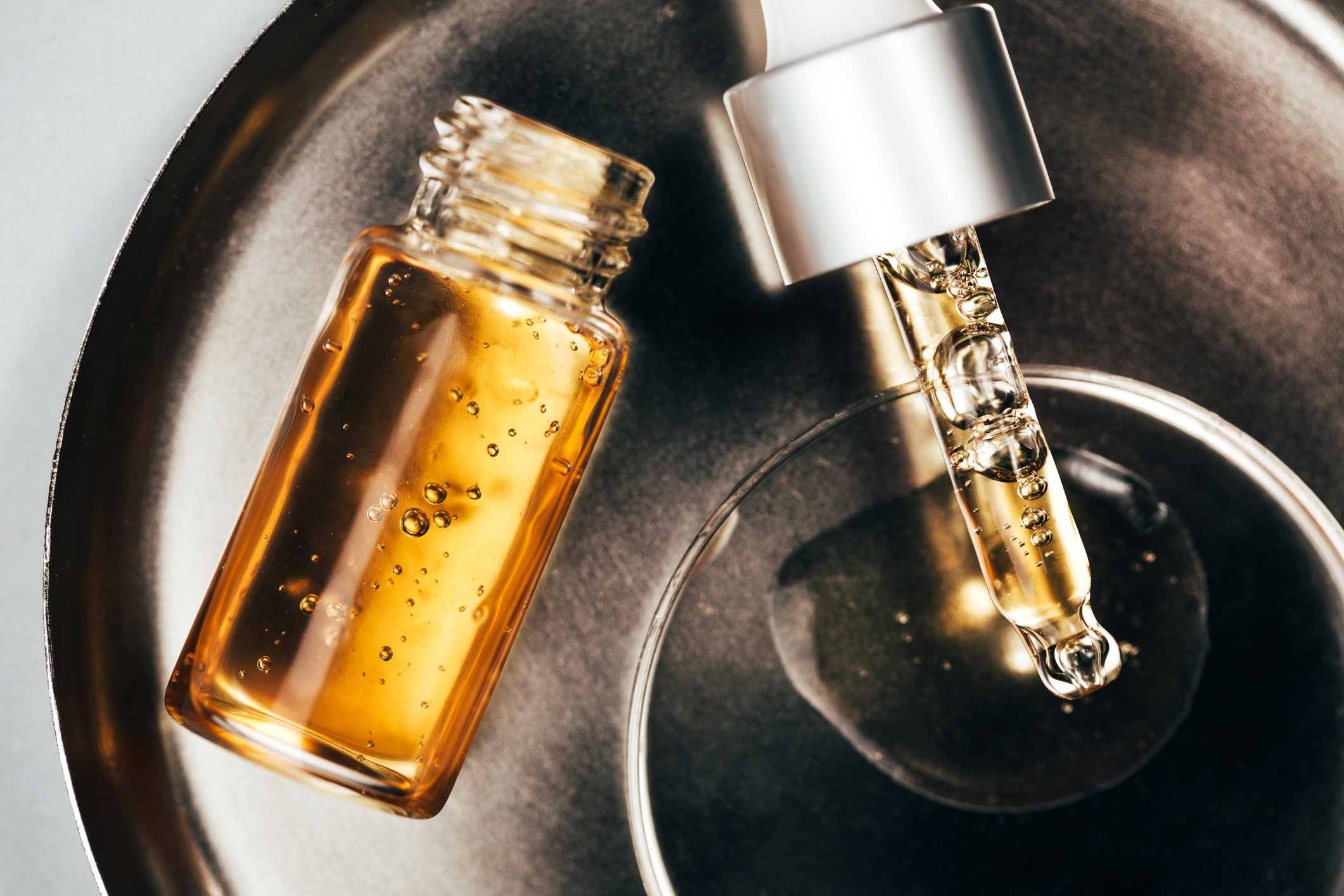 Flasche und Pipette mit Aromaöl auf Teller I Quelle: Getty Images