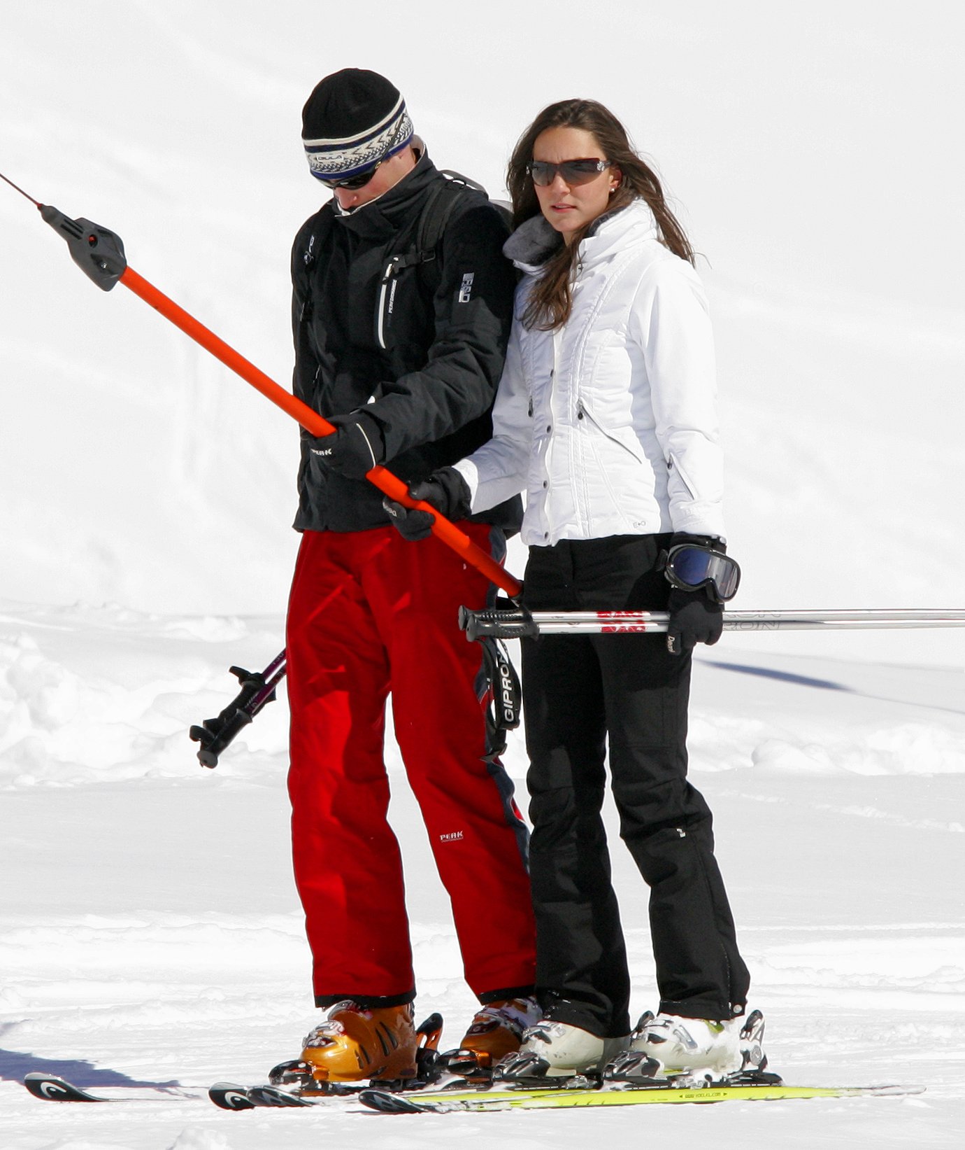 Prince William and then-girlfriend Kate Middleton use a T-bar drag lift whilst on a skiing holiday on March 19, 2008 in Klosters, Switzerland | Source: Getty Images