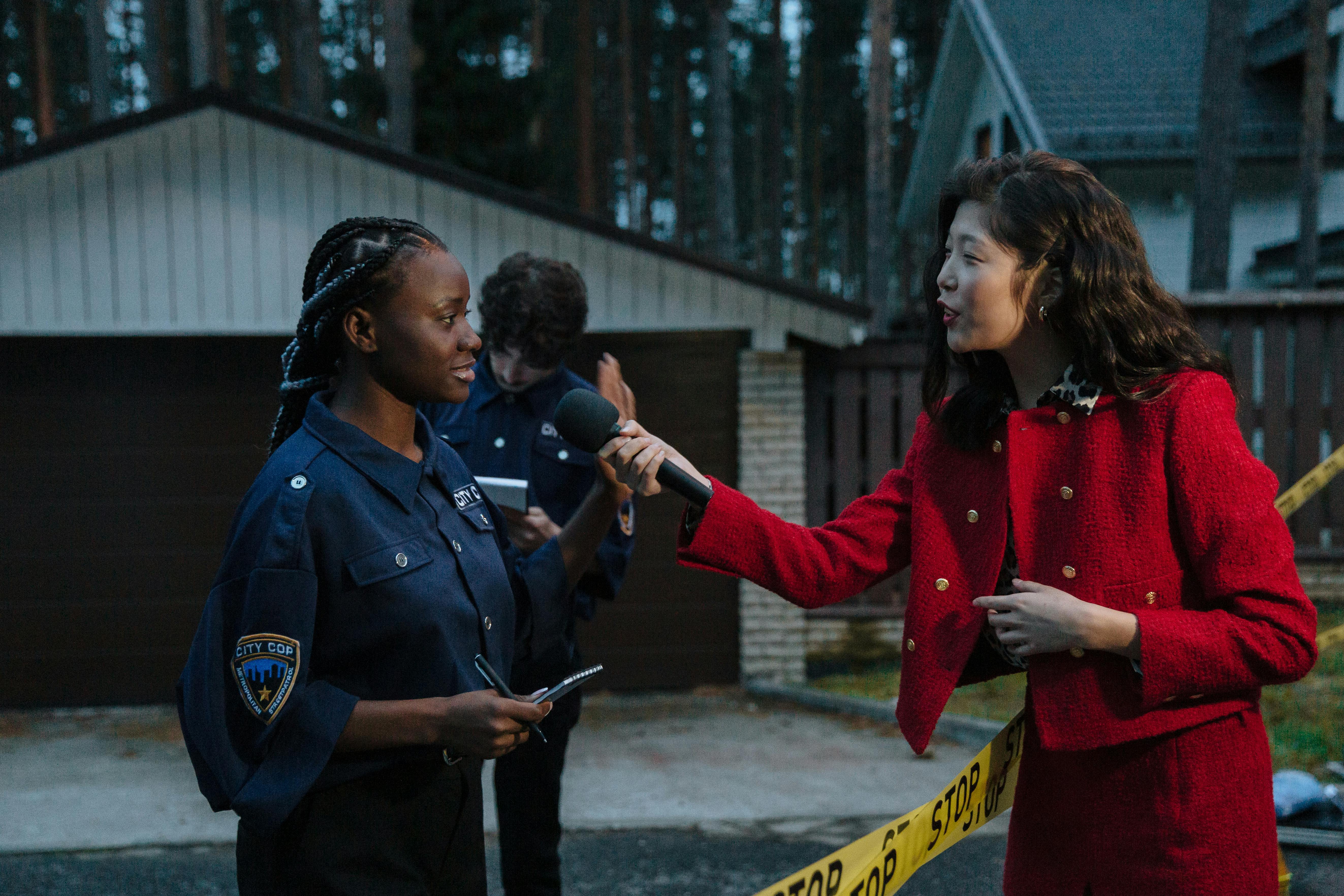 A news reporter interviewing a cop | Source: Pexels