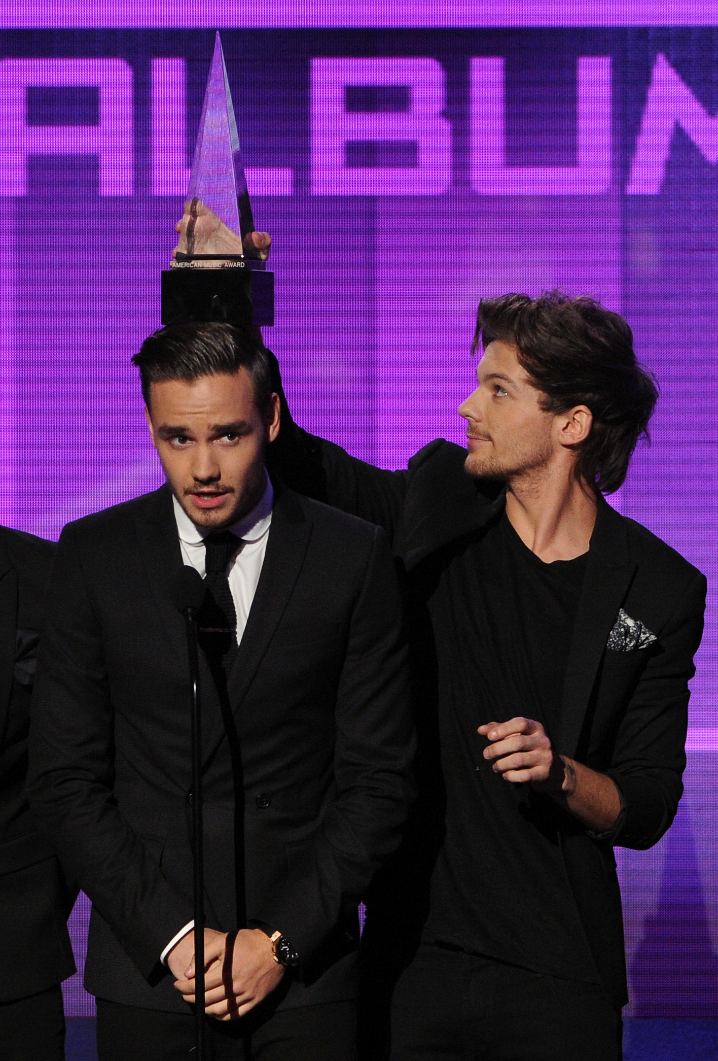 Liam Payne and Louis Tomlinson accept the Favorite Pop/Rock Album award at the 2013 American Music Awards on November 24, 2013 | Source: Getty Images