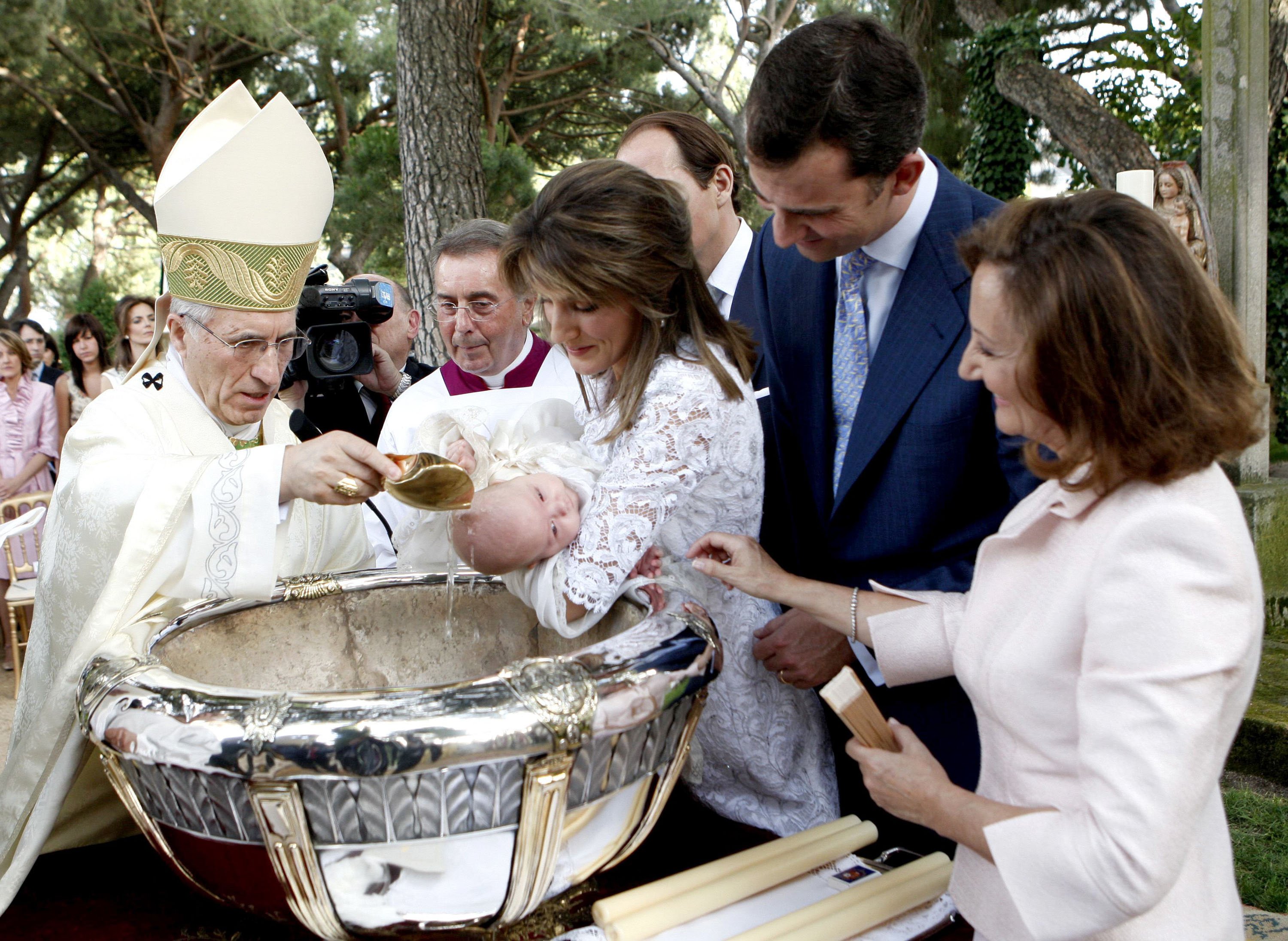 La Princesa Letizia y el Príncipe Felipe de España sostienen a su hija, la Princesa Sofía, mientras la madre de Letizia, Paloma Rocasolano, los observa, en el bautismo de Sofía en julio de 2007 || Fuente: Getty Images La Princesa Letizia y el Príncipe Felipe de España sostienen a su hija, la Princesa Sofía, mientras la madre de Letizia, Paloma Rocasolano, los observa, en el bautismo de Sofía en julio de 2007 || Fuente: Getty Images