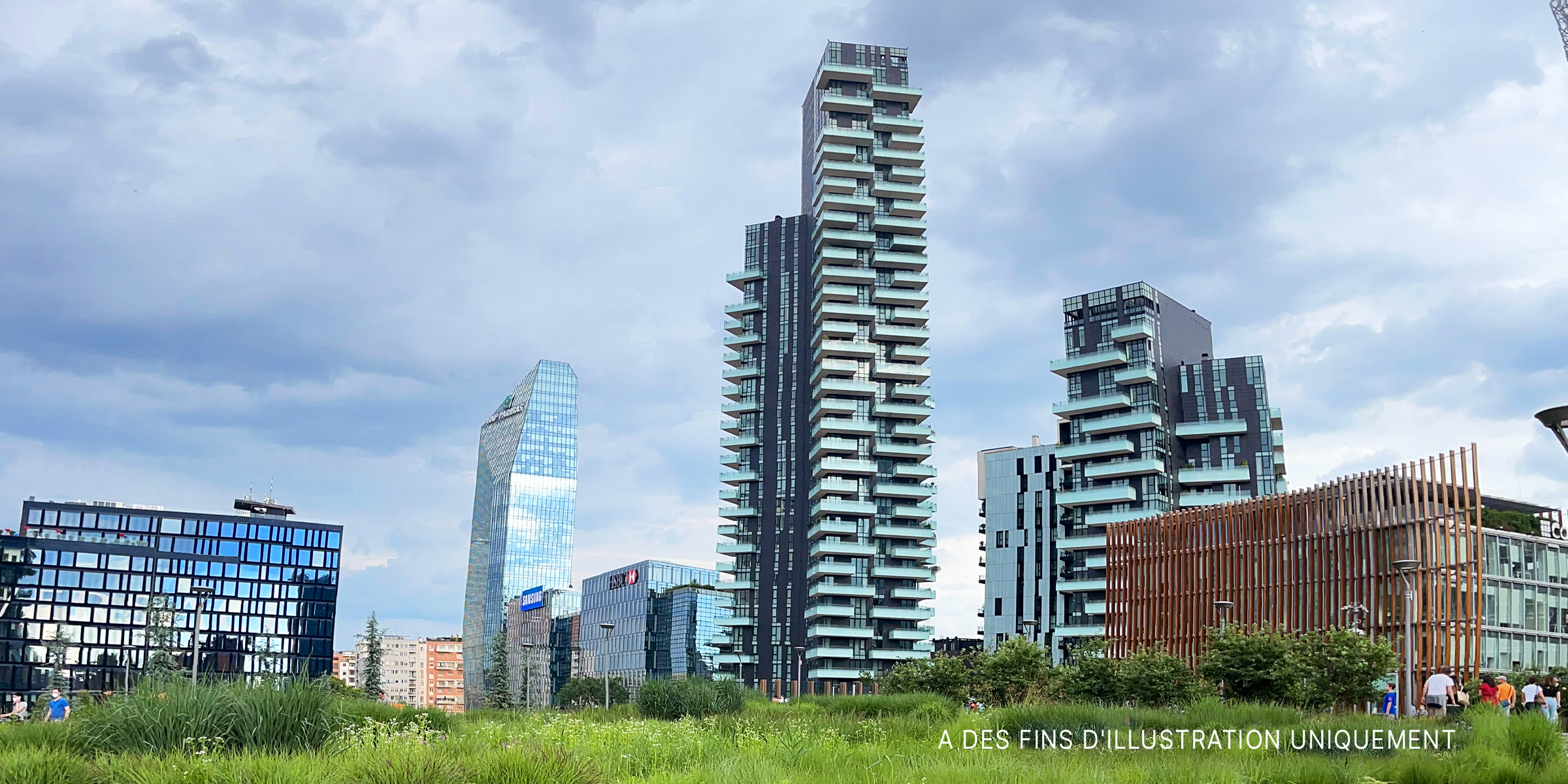 Un gratte-ciel dans une ville | Source : Shutterstock