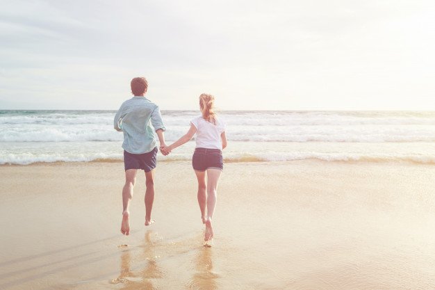 Courir et marcher sont de bonnes activités pour rester en forme. l Source: Freepik Courir et marcher sont de bonnes activités pour rester en forme. l Source: Freepik