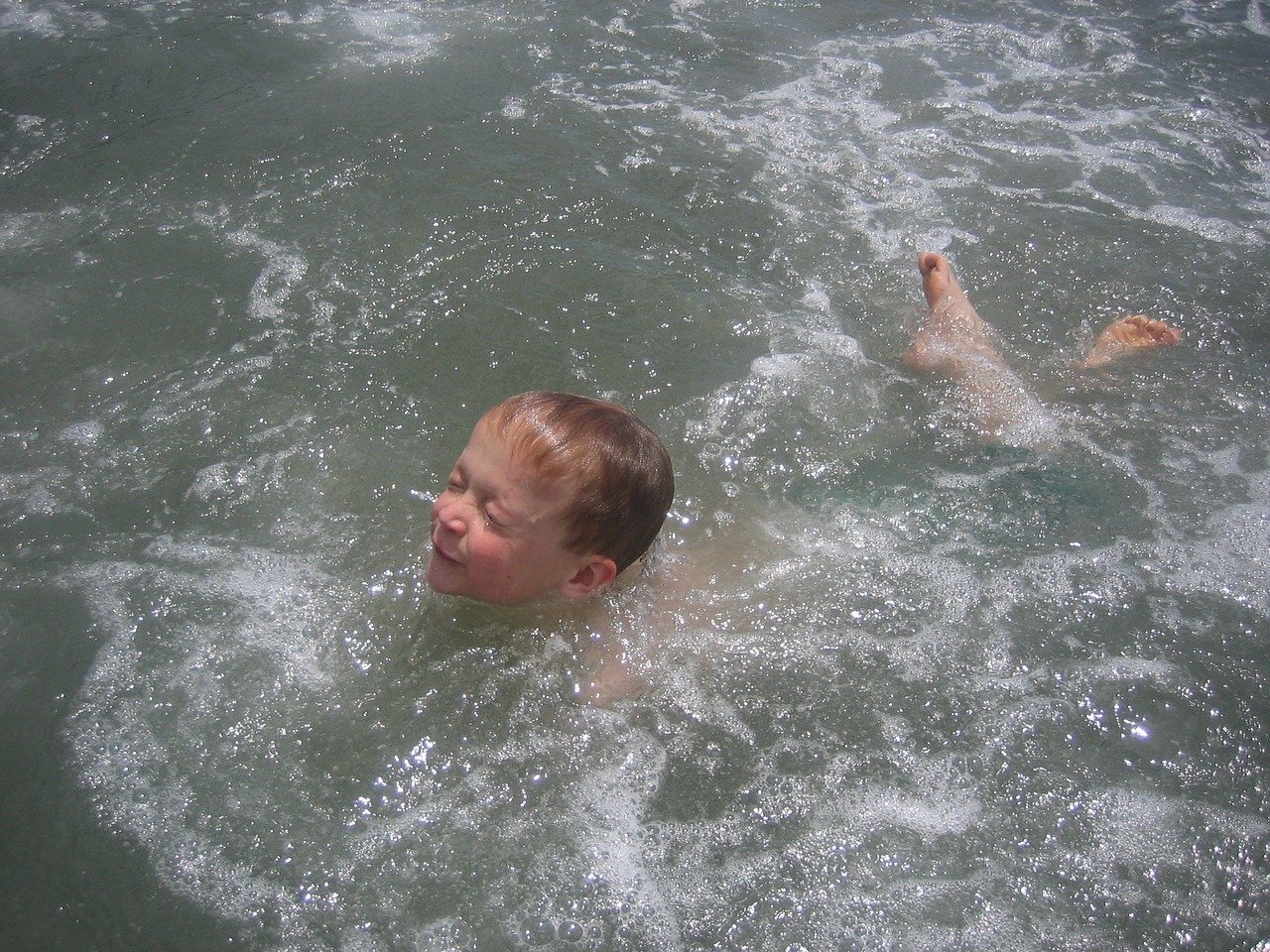 Un enfant nageant dans l'eau | Photo : Pixabay