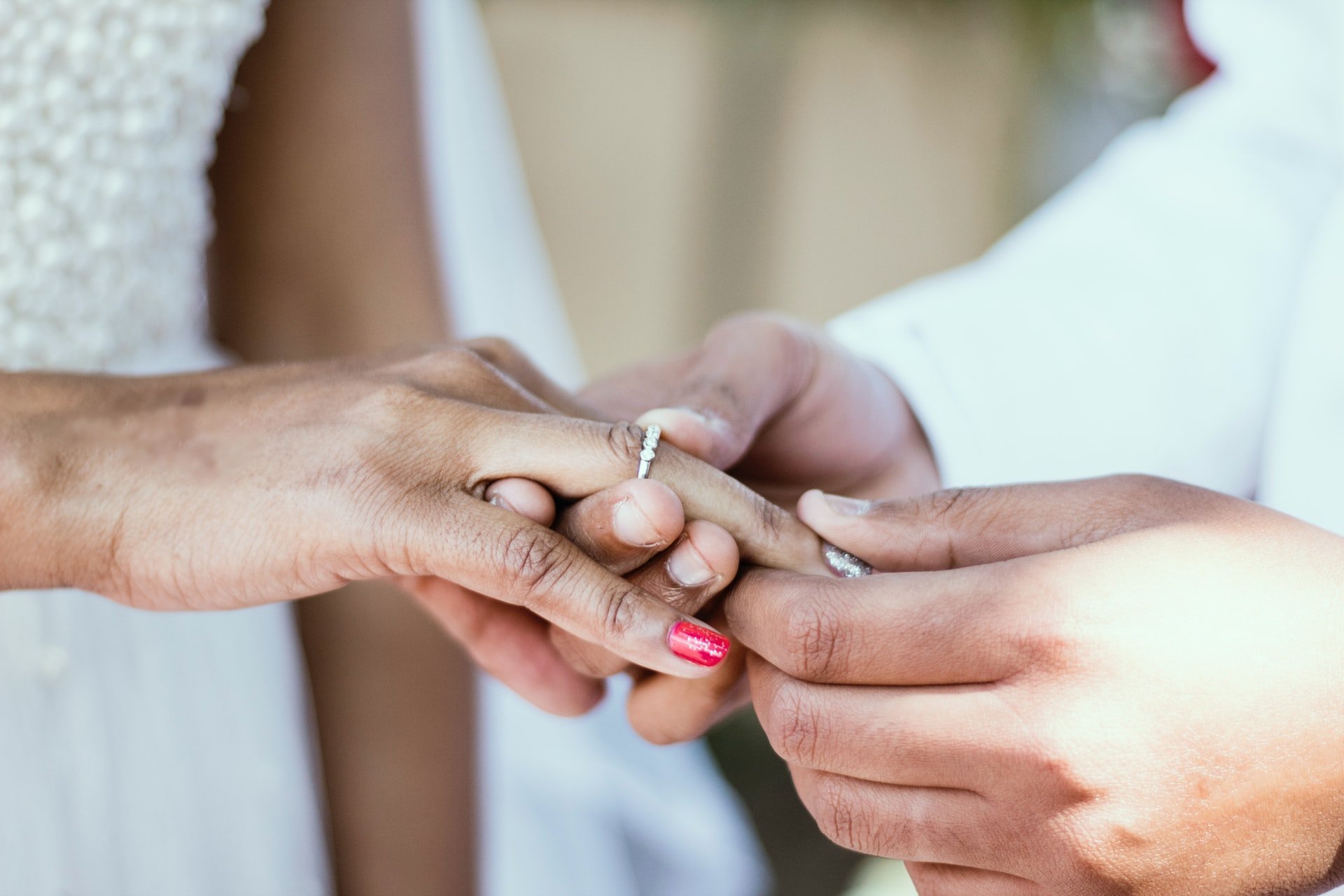 She noticed a birthmark on the bride's hand. | Source: Unsplash