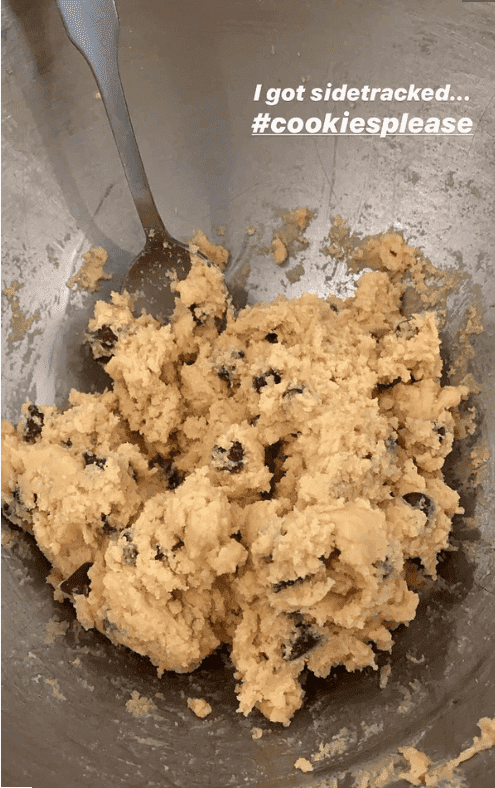 A plate of delicious-looking homemade cookies | Photo: Instagram/@joannagaines