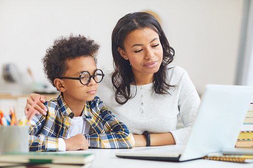 Un élève avec un auxiliaire scolaire | Photo : Getty Images