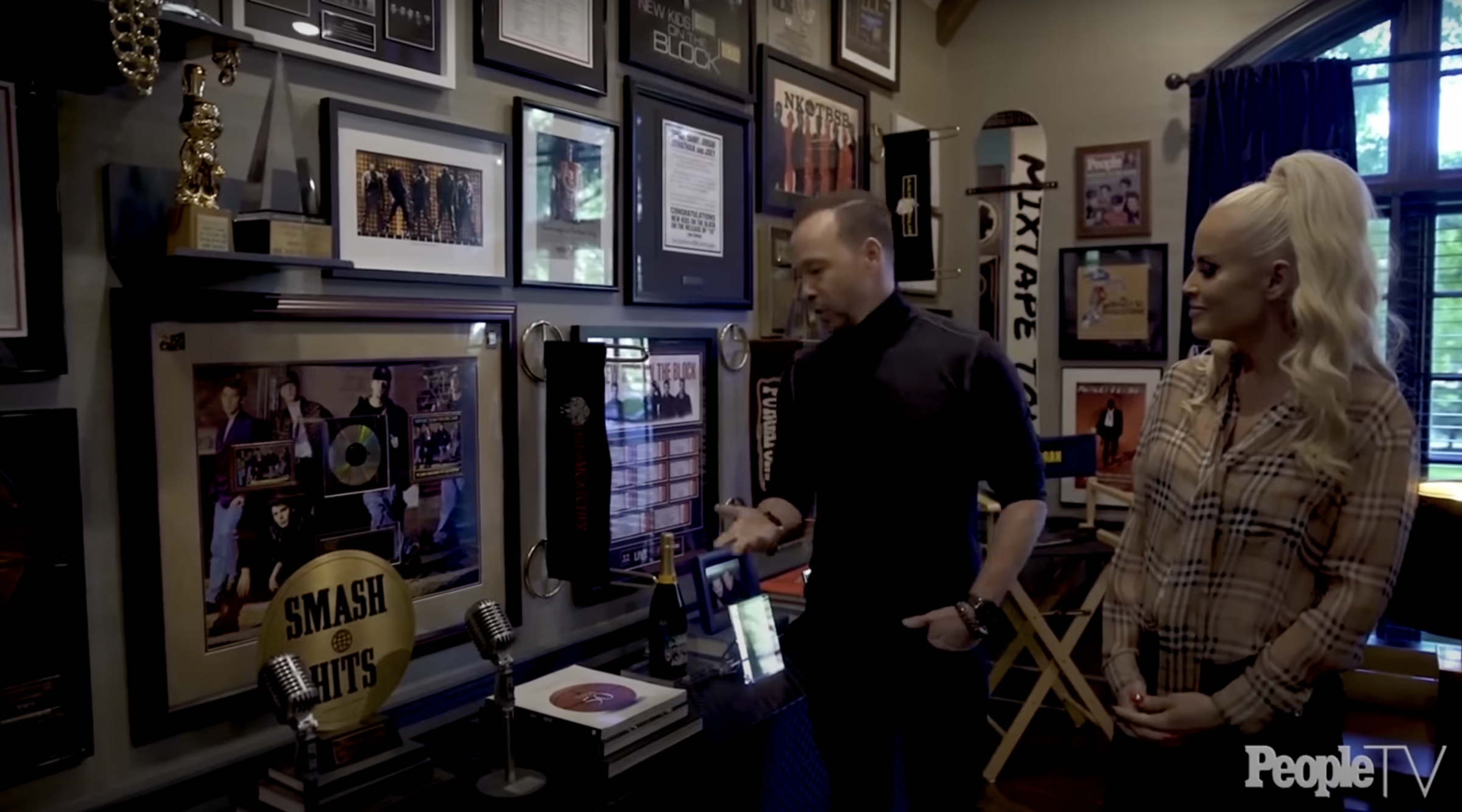 Donnie Wahlberg and Jenny McCarthy's home office from a video dated October 11, 2019. | Source: YouTube/people