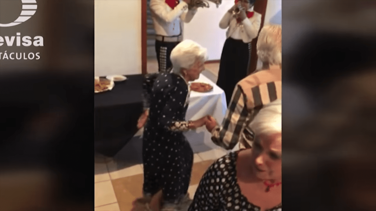 Anabel Gutiérrez festejando sus 87 años en 2018│Imagen tomada de: YouTube / Las Estrellas Anabel Gutiérrez festejando sus 87 años en 2018│Imagen tomada de: YouTube / Las Estrellas