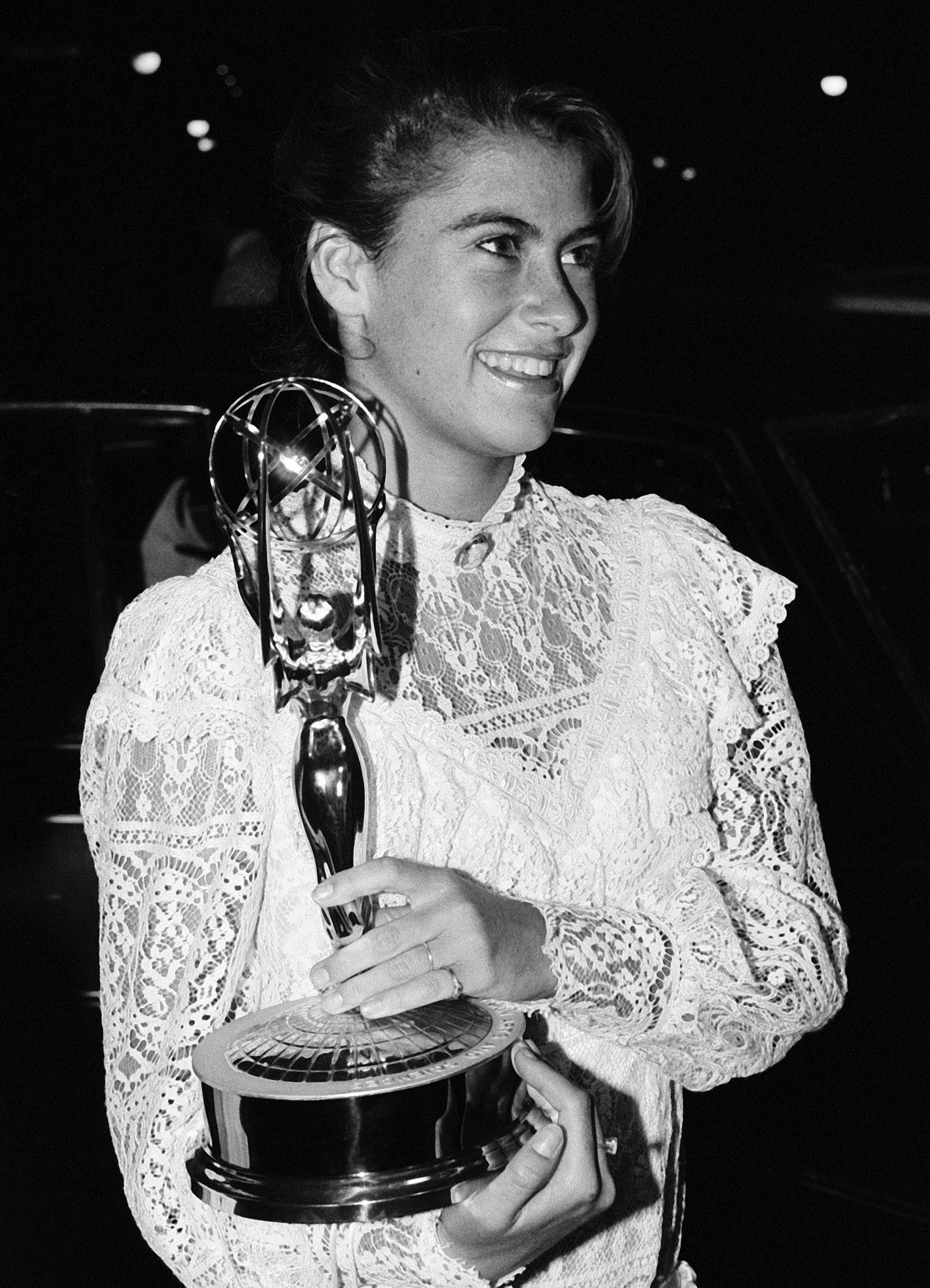 Roxana Zal posing with her award at the Emmys in Pasadena, California on September 23, 1984. | Source: Getty Images