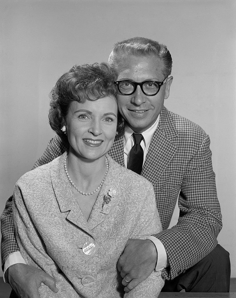 Betty White and Allen Ludden pose the game show "Password" on June 28, 1962 | Photo: Getty Images 