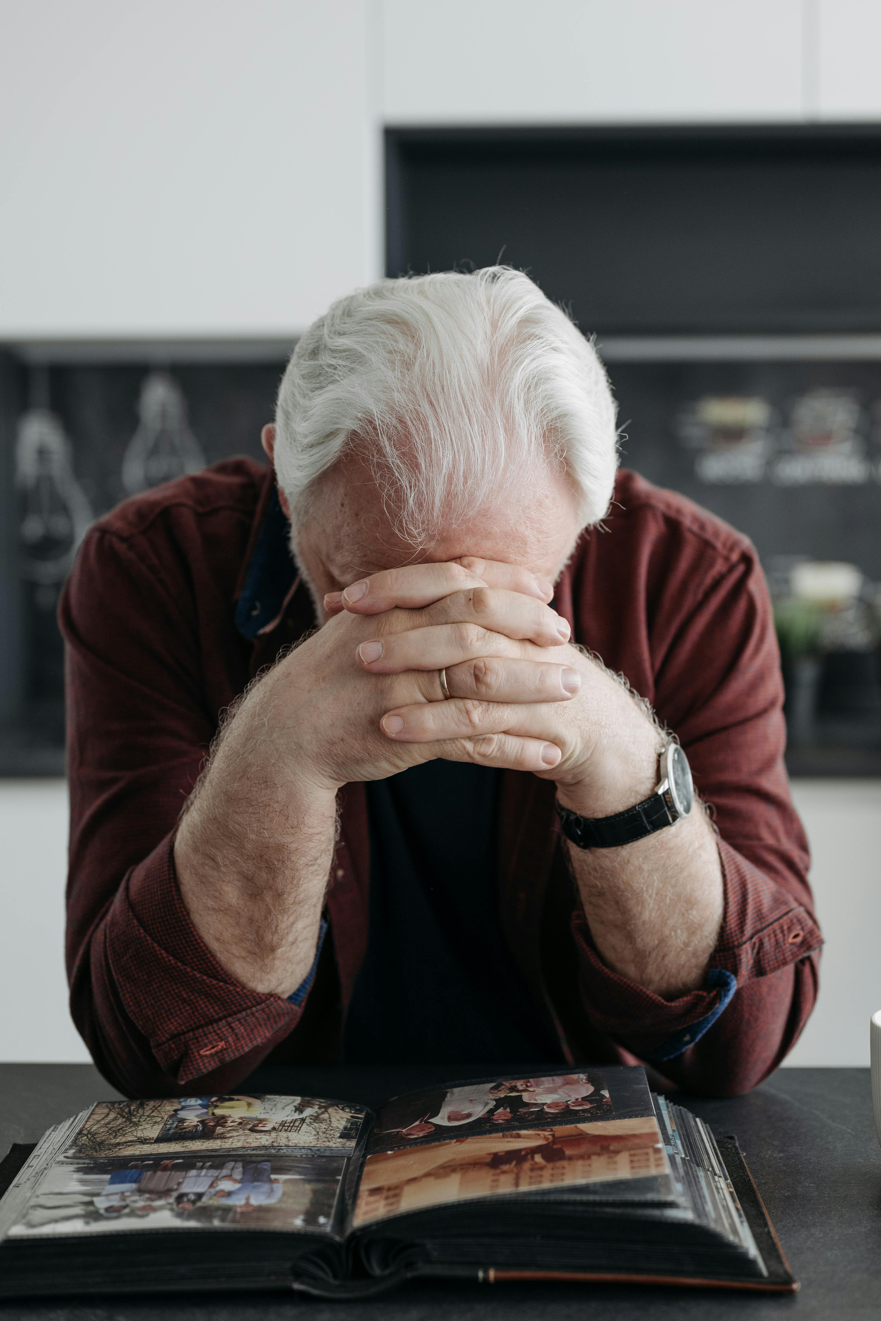 A man with his head lowered | Source: Pexels