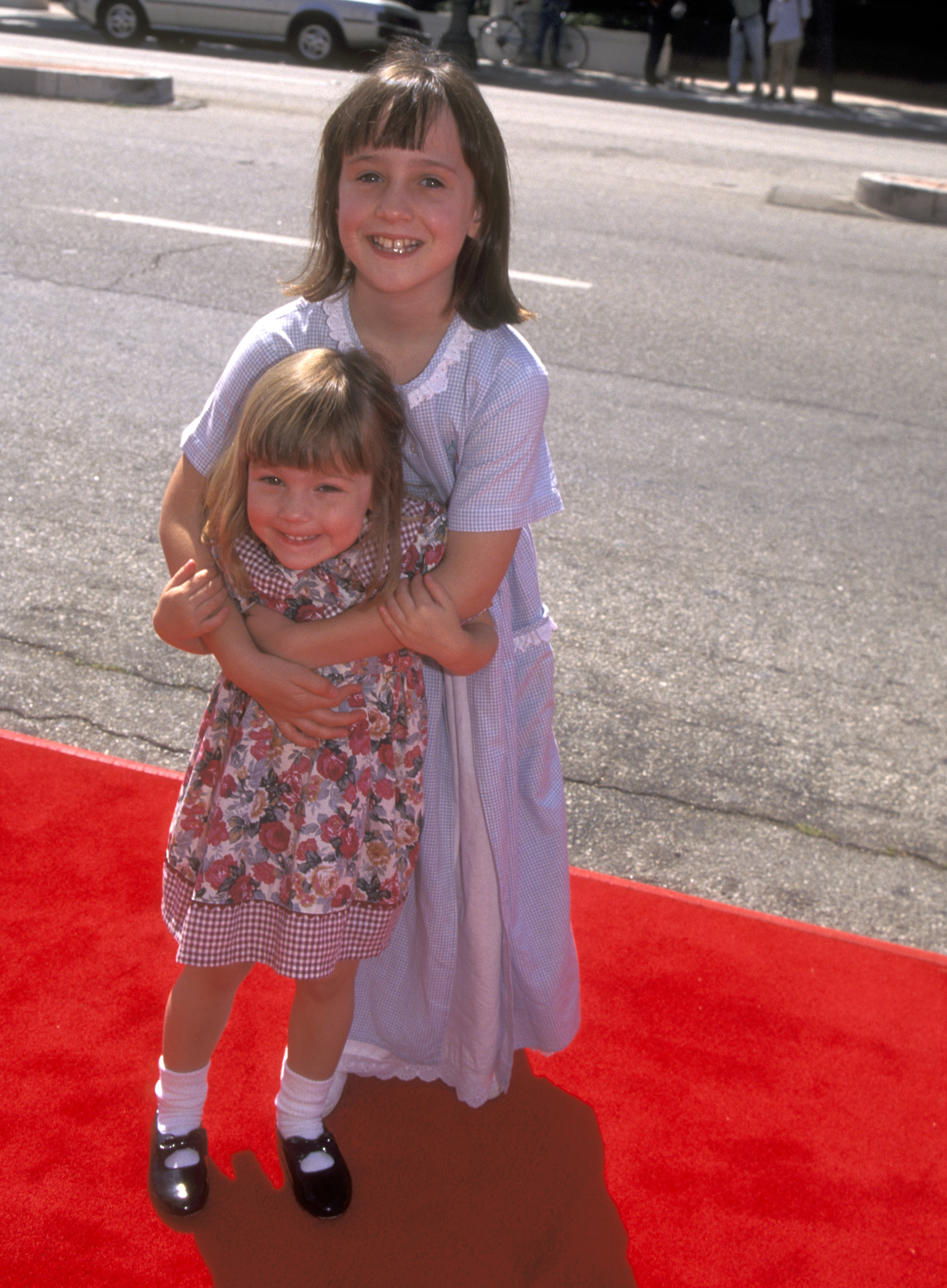 Mara Wilson with her younger sister, Anna, attend the "Matilda" Culver City premiere on July 28, 1996 in Culver City, California | Source: Getty Images