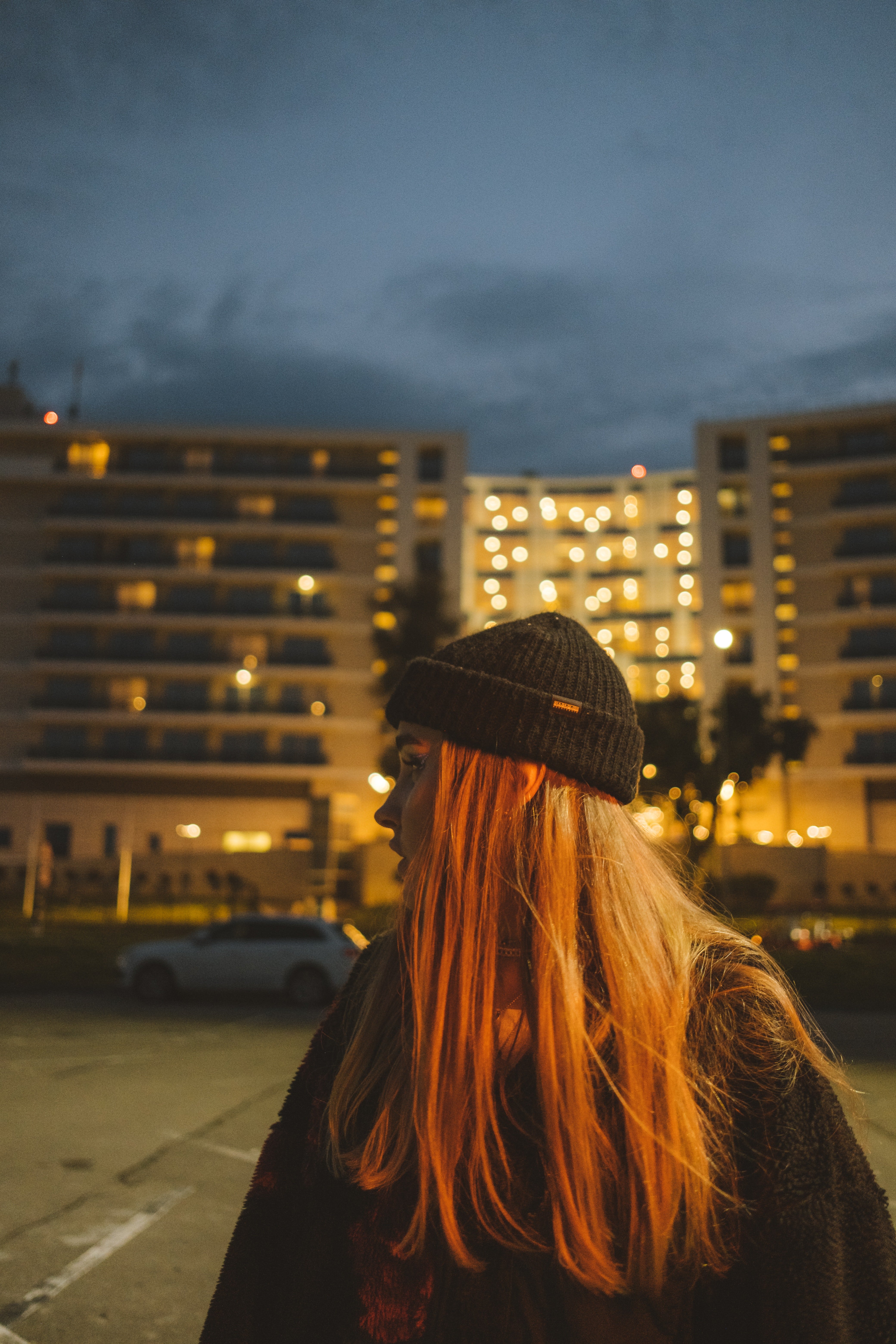 Una mujer joven camina durante la noche. | Foto: Pexels