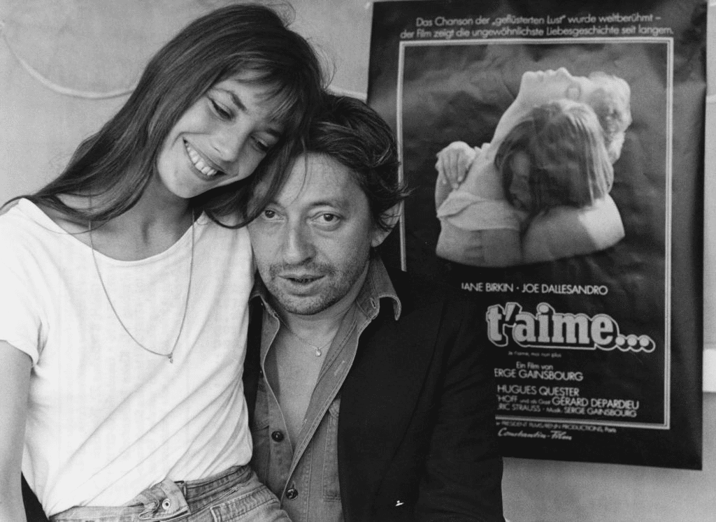 L'auteur-compositeur-interprète Français Serge Gainsbourg (1928 - 1991) et l'actrice Anglaise Jane Birkin à Munich pour promouvoir le film "Je t'aime... moi non plus", 1976. Gainsbourg réalise et Birkin joue dans le film. | Photo : Getty Images