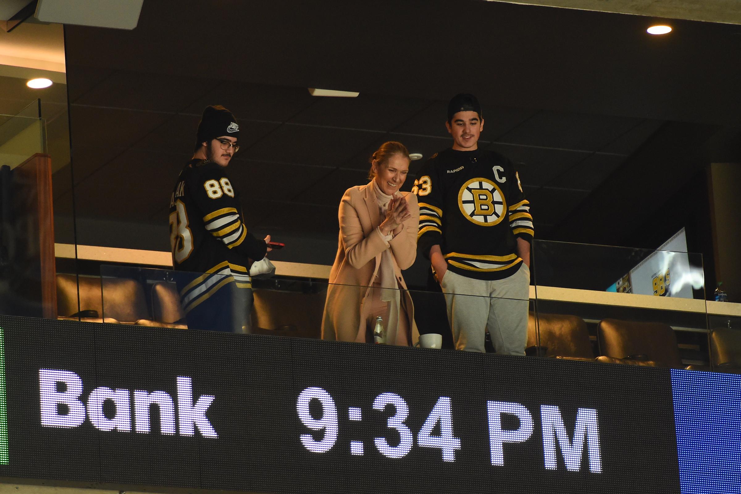 Céline Dion with her twin sons at an ice hockey game on March 21, 2024, in Boston, Massachusetts. | Source: Getty Images