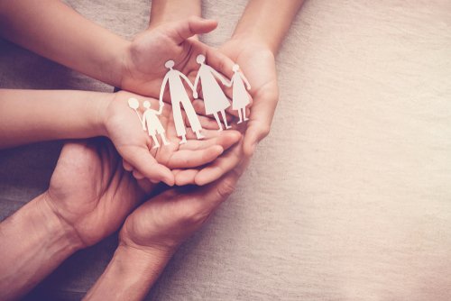 Familie hält Hände | Quelle: Shutterstock