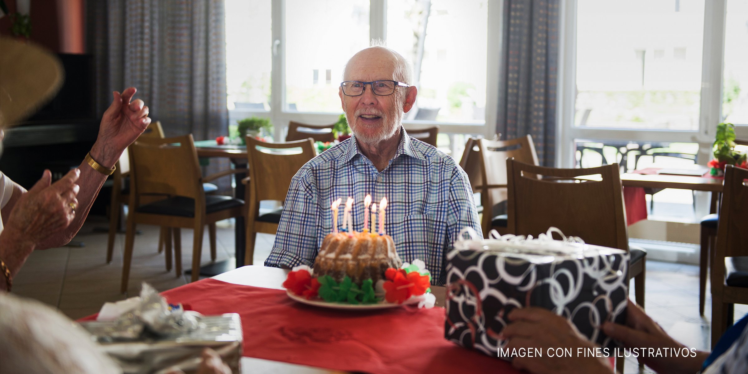 Un anciano con una tarta de cumpleaños. | Foto: Getty Images