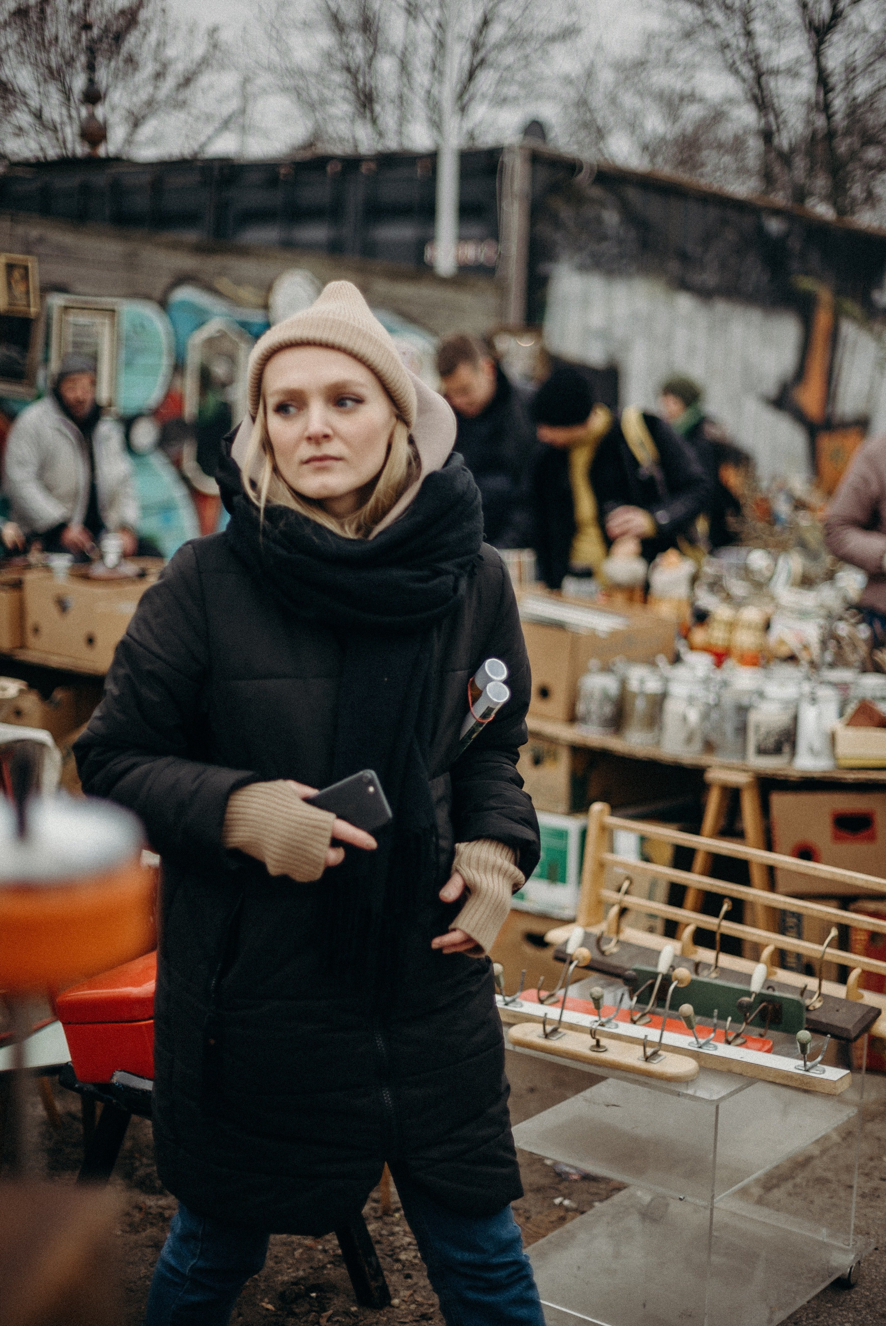 Mujer en mercado de pulgas. | Foto: Pexels