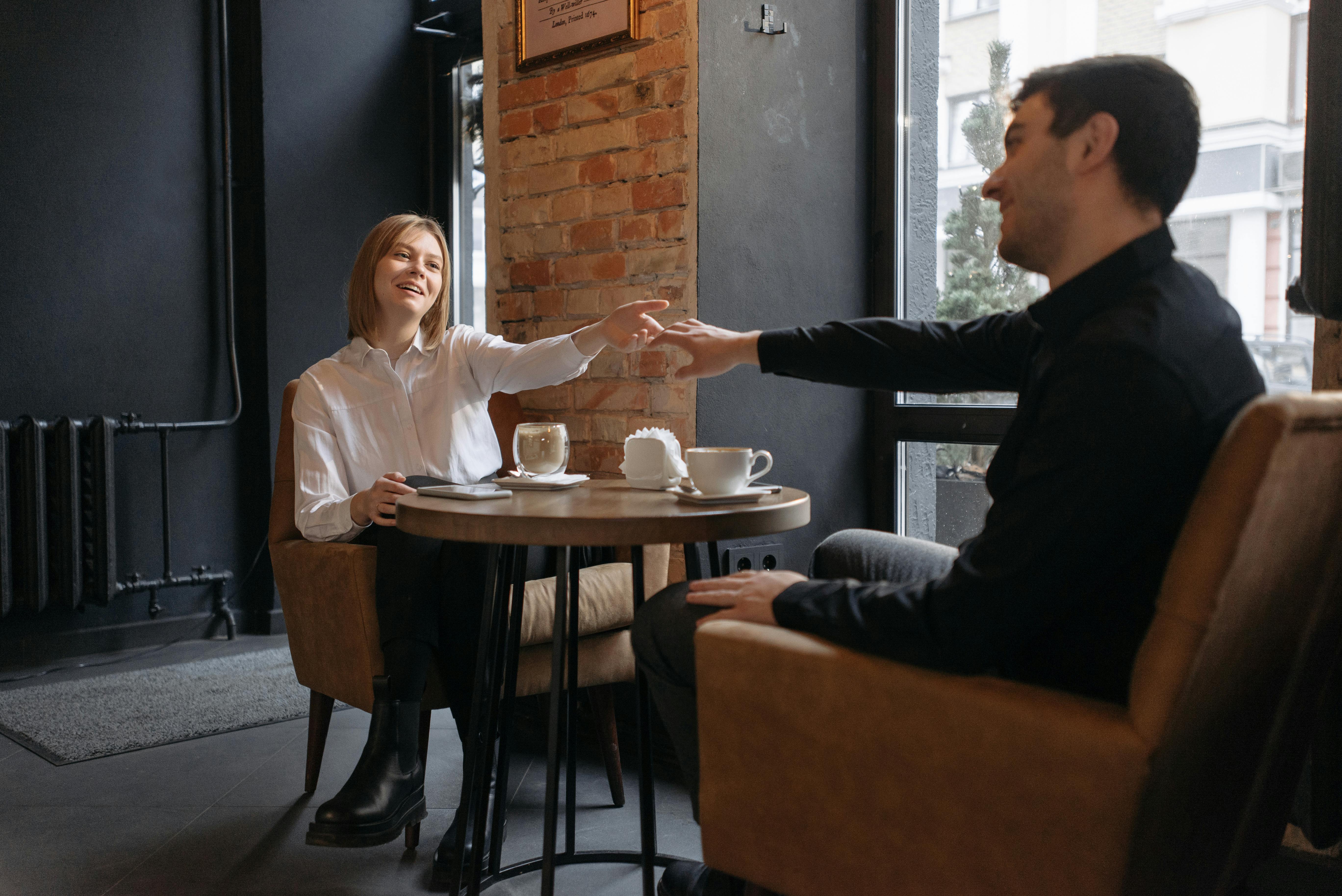 A man and woman talking in a cafe | Source: Pexels