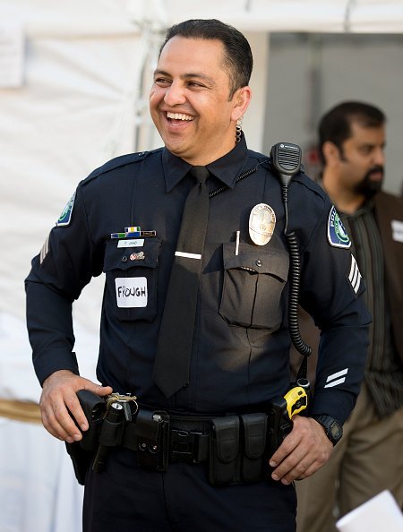 A policeman laughing.| Photo: Getty Images.