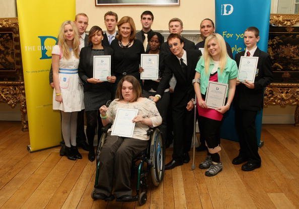 Rosa Monckton with recipients of Princess Diana's Award | Photo: Getty Images