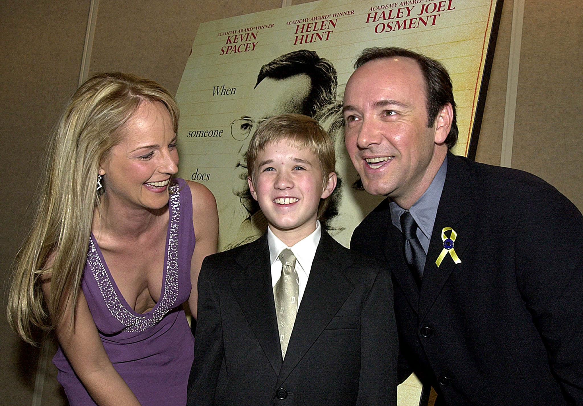Helen Hunt, Haley Osment and Kevin Spacey pose at the premiere of "Pay It Forward," 2000 | Source: Getty Images