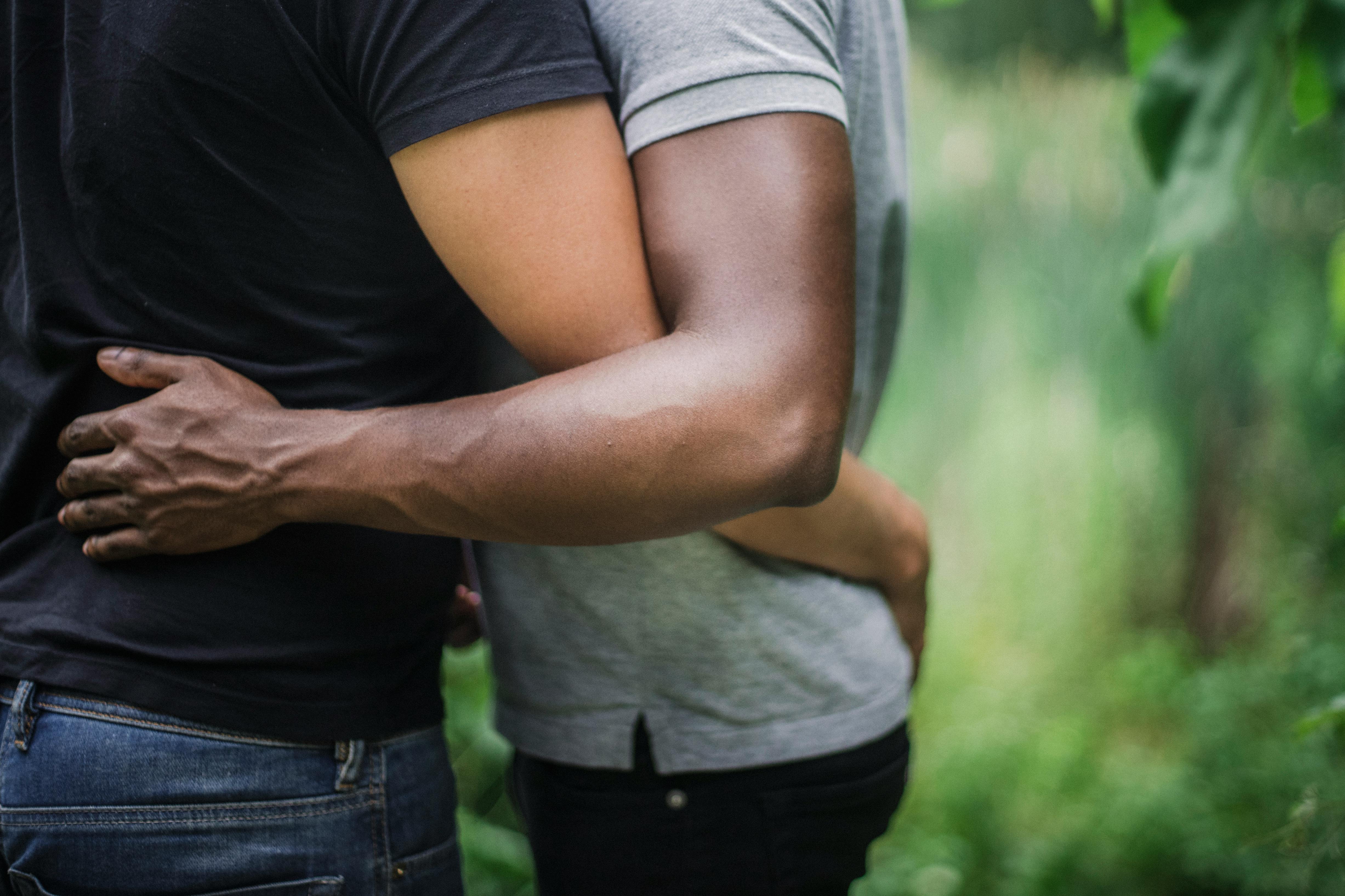 Couple cuddling with affection | Source: Pexels