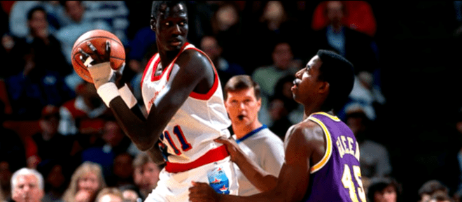 Manute Bol playing for the Philadelphia 76ers | Photo: YouTube/La Magia Del Basket