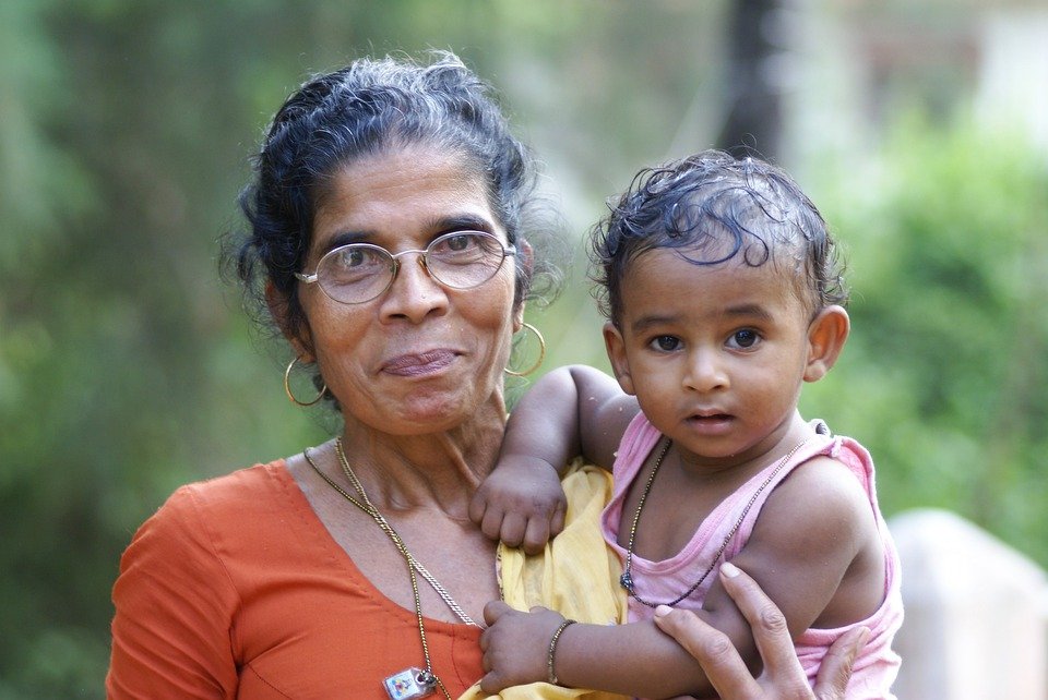 Mujer mayor de la India con un bebé en brazos. | Foto: Pixabay