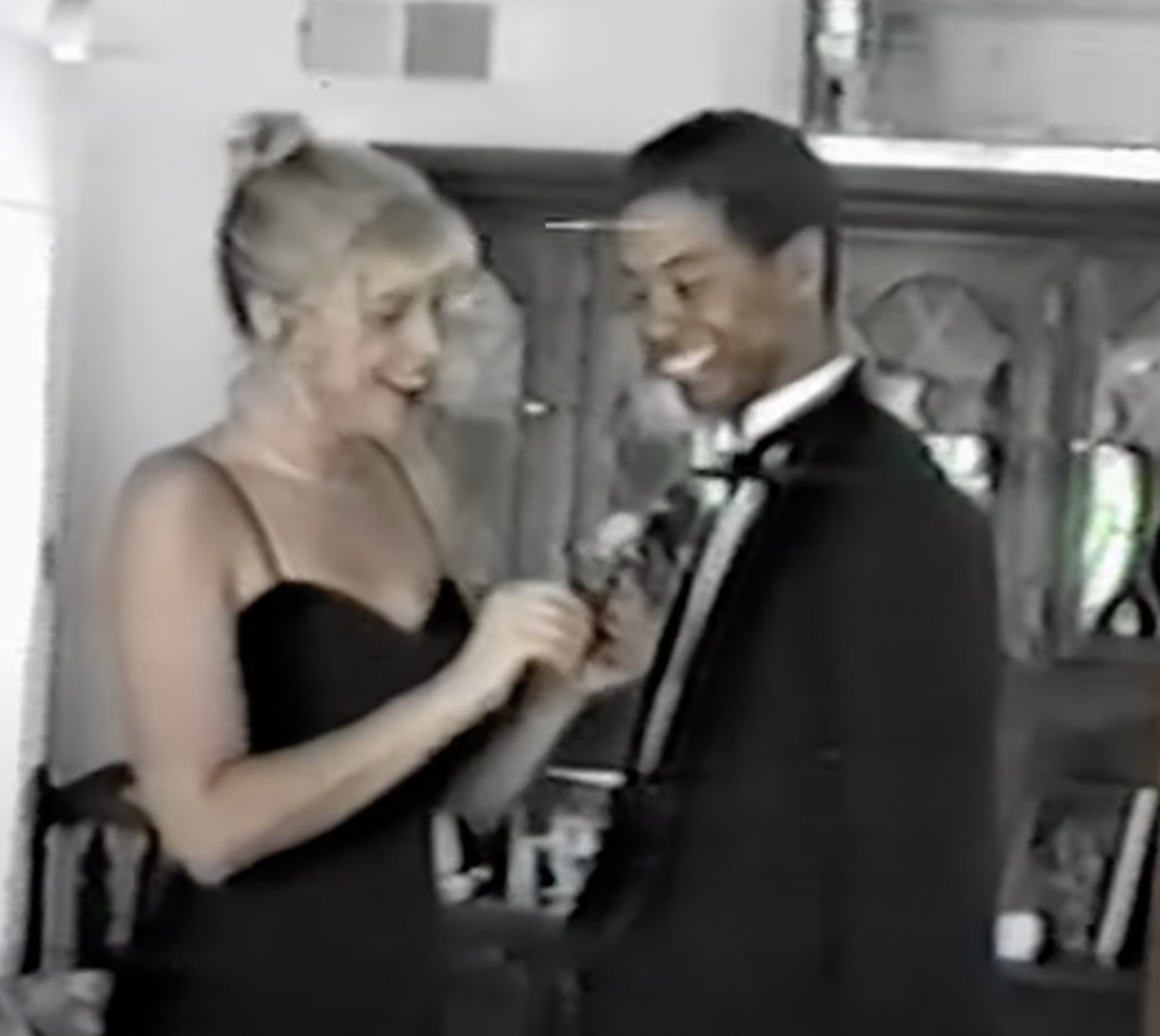 Screenshot from old footage of Tiger Woods and Dina Gravell from HBO's documentary "Tiger" from 2021 | Source: Youtube/HBO