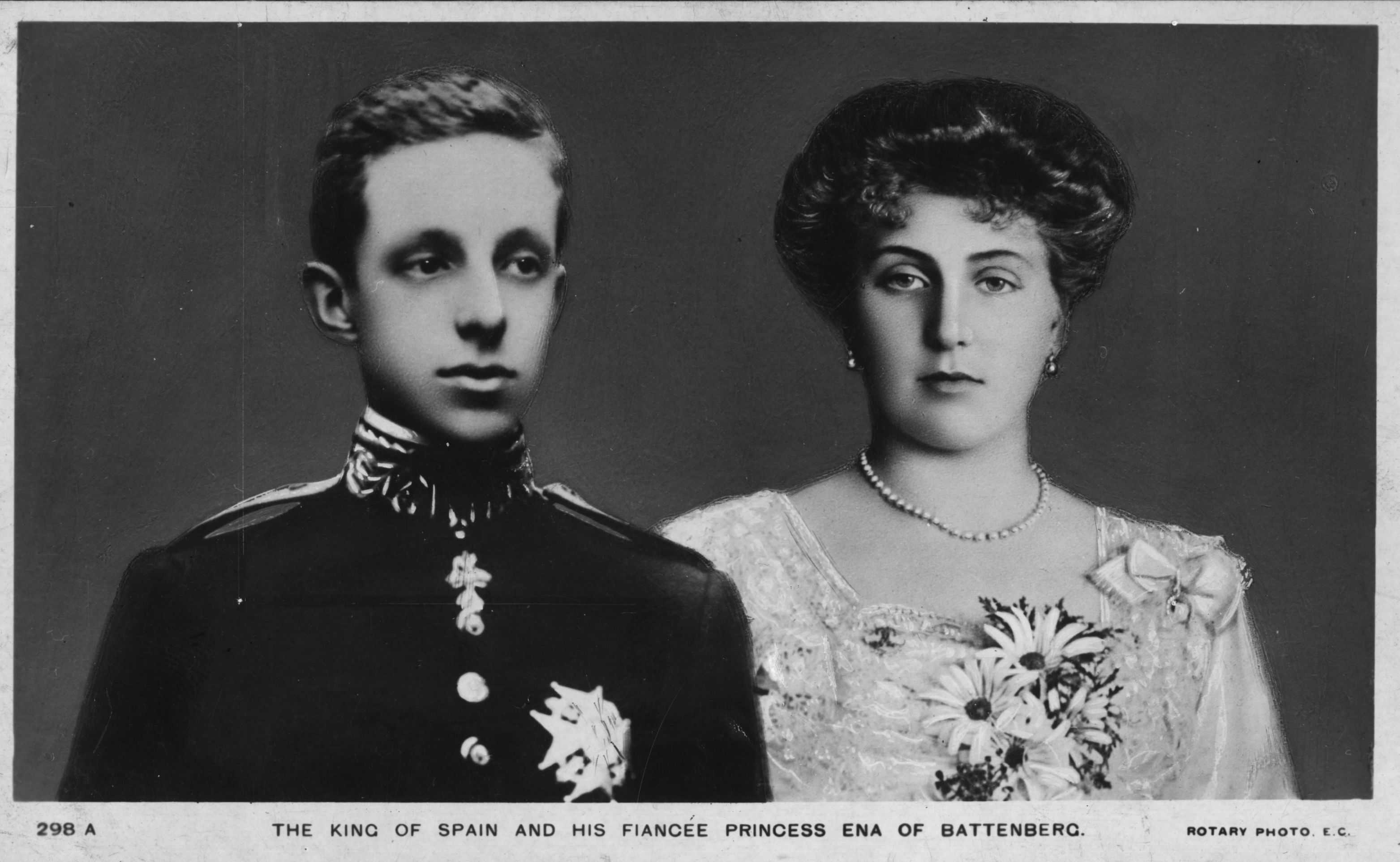 El rey Alfonso XIII de España, con su esposa, la reina Victoria Eugenia de España en 1906. | Foto: Getty Images