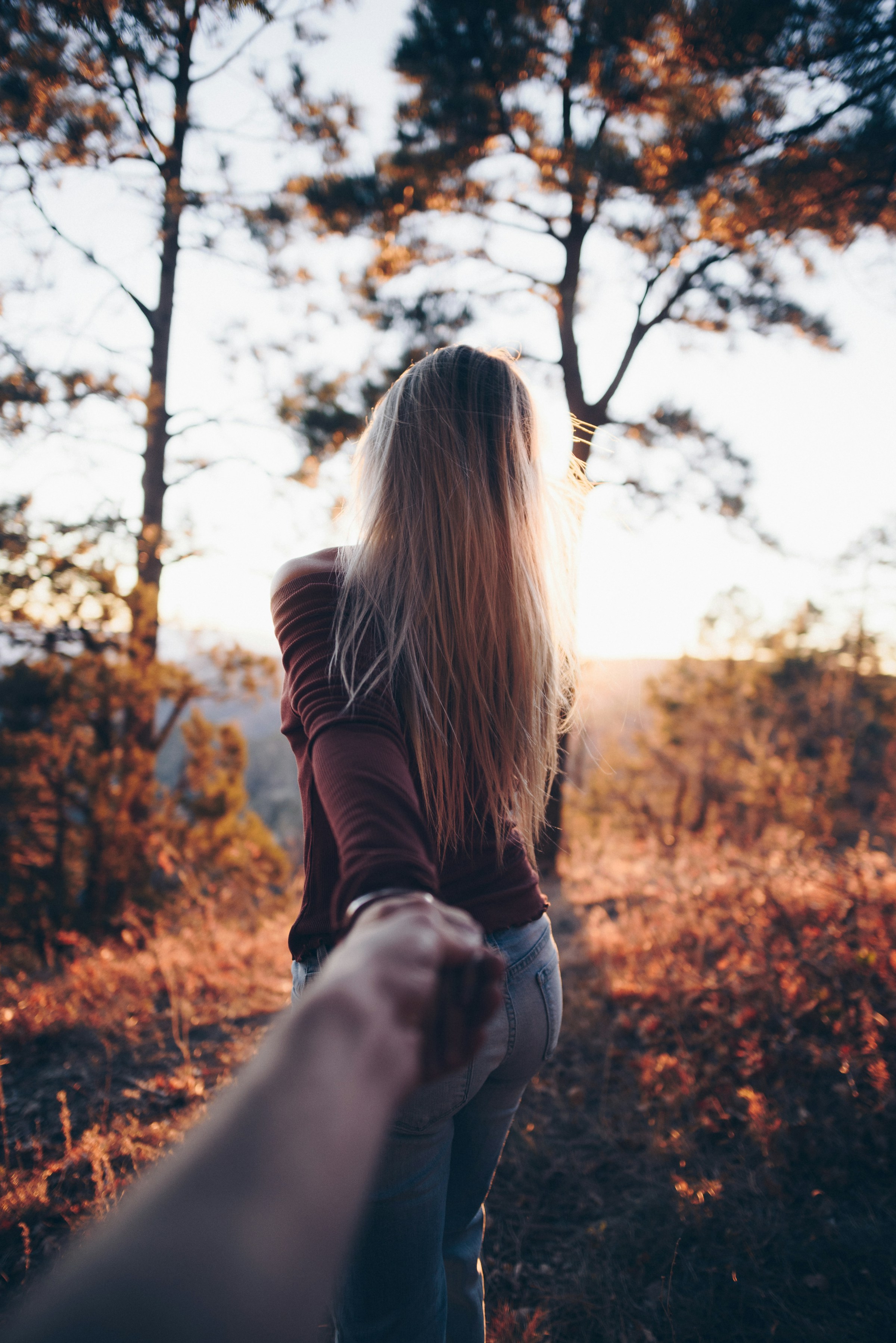 A couple holding hands | Source: Unsplash